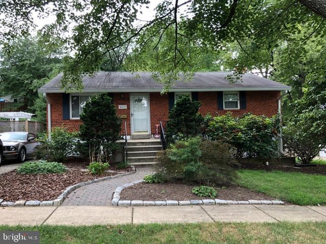 Adorable and well maintained 4 bedroom, 2 bath rambler in close in Rockville! Hardwood floors, large LL Family Room, Fenced Yard and off street parking! Currently Tenant Occupied, so showings tricky between now and Aug 1. Available August 15th. See link below to apply.
https://apply.link/J1ZICYE