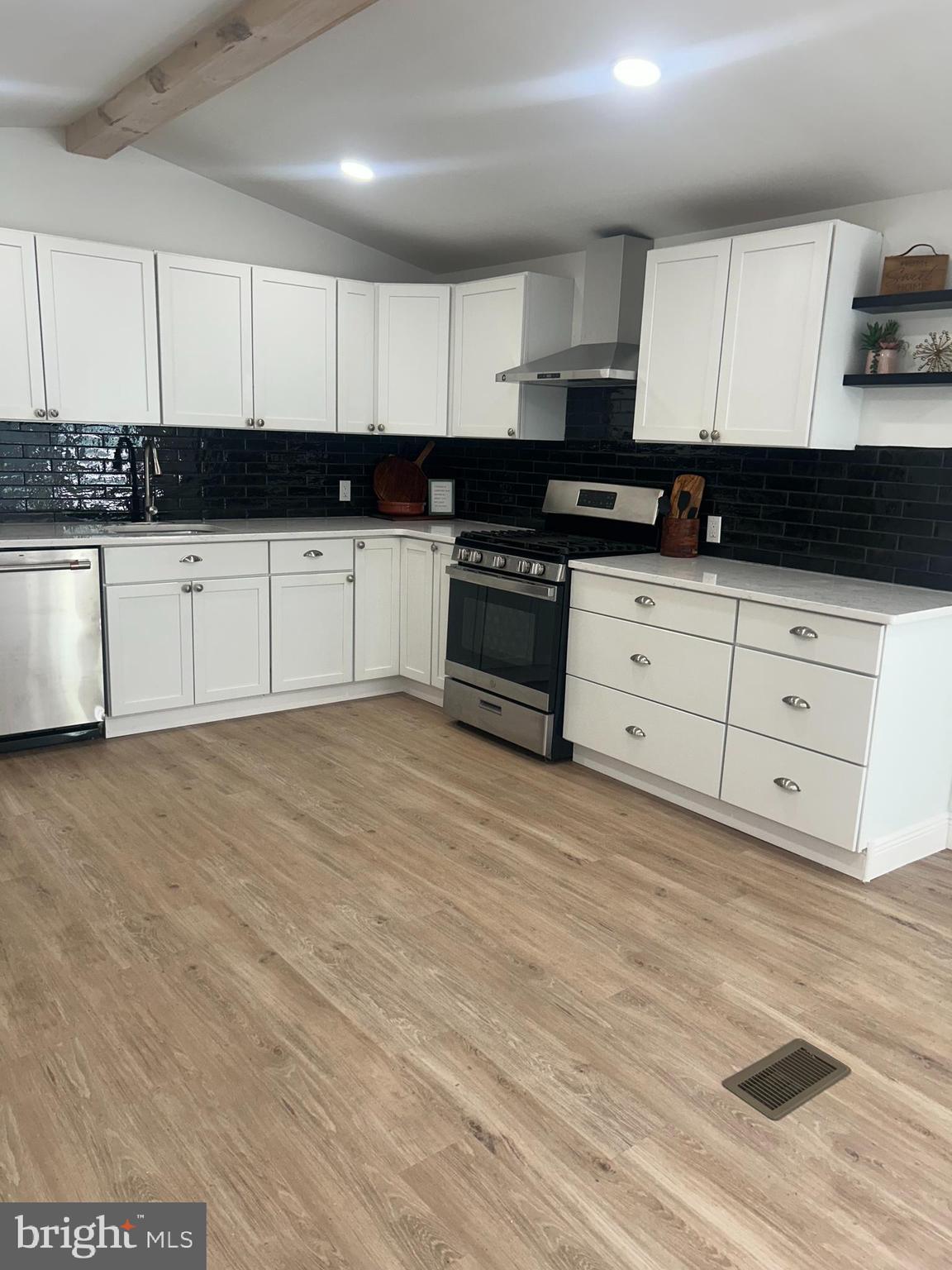 NEIGHBORS OF CREEKVIEW COURT - Residential