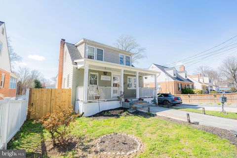 Photo of 10702 Hayes Avenue, SILVER SPRING, MD 20902 (MLS # MDMC2203822) Photo of 10702 Hayes Avenue, SILVER SPRING, MD 20902 (MLS # MDMC2203822)