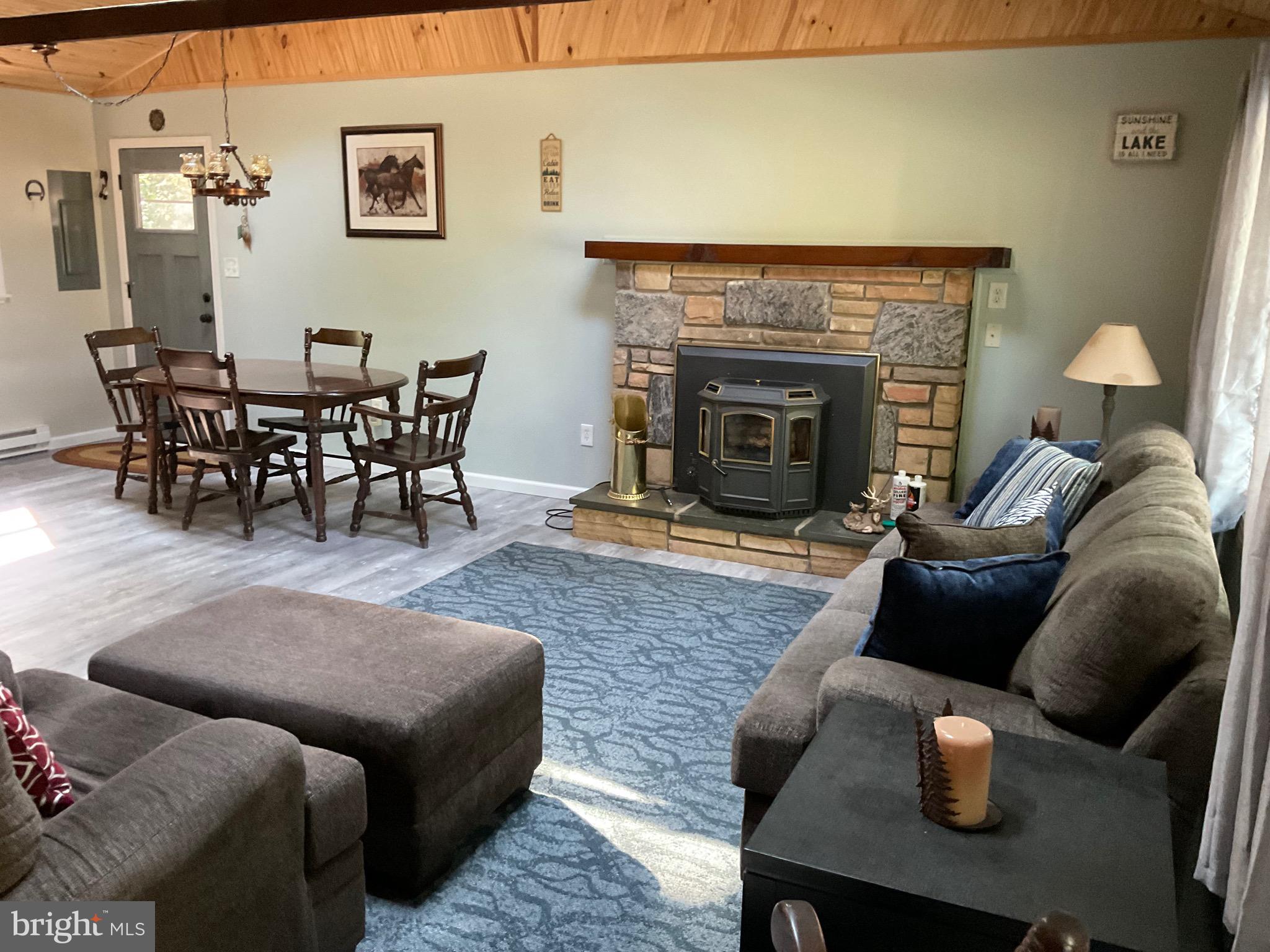 ARROWHEAD  LAKES - Residential