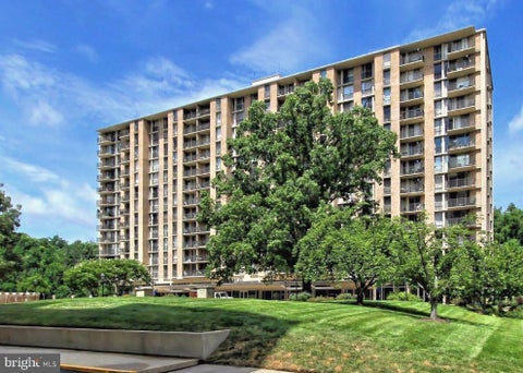 Photo of 4600 S Four Mile Run Dr #631, ARLINGTON, VA 22204 (MLS # VAAR2079242)