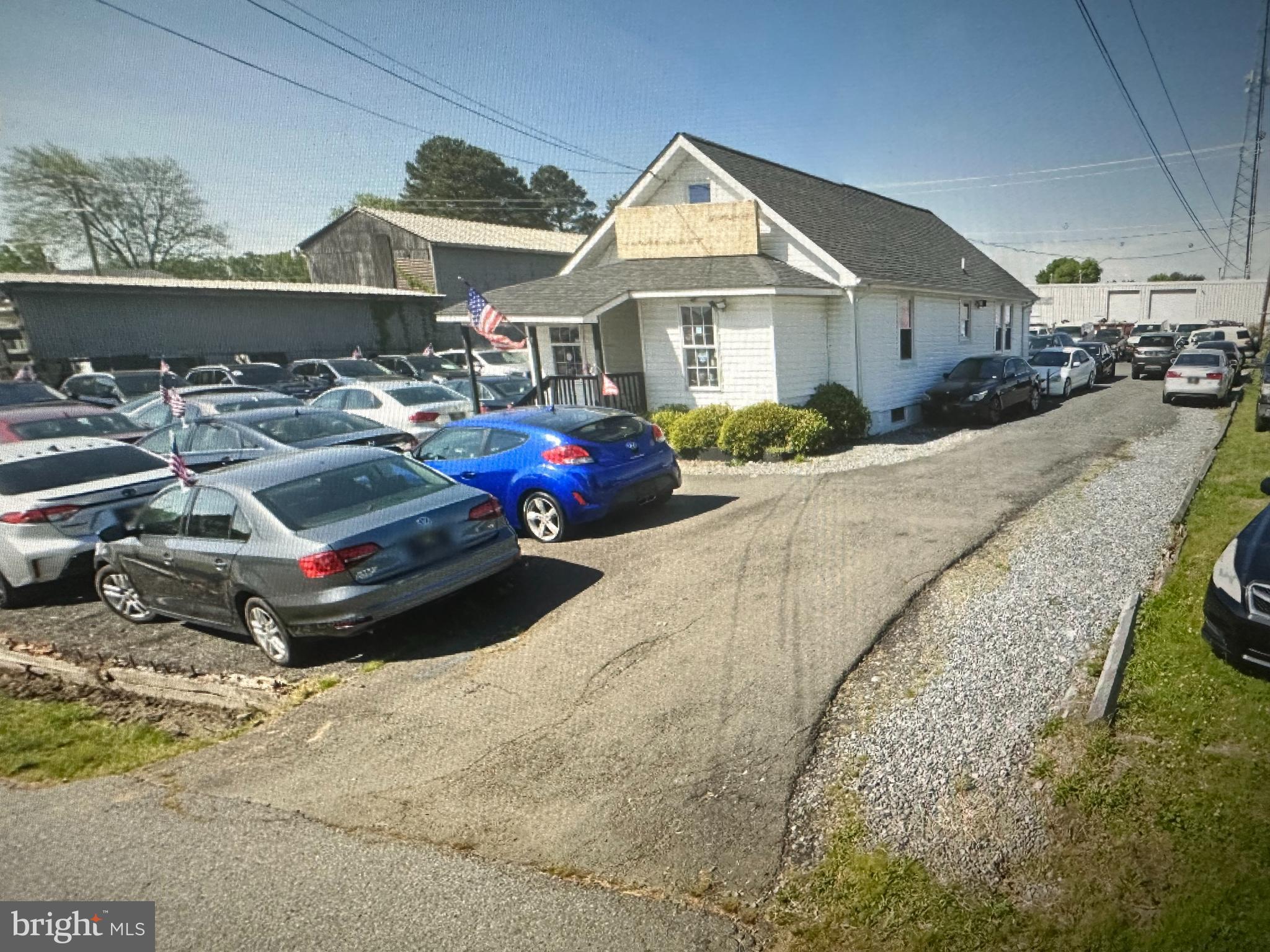 Main image without alt text