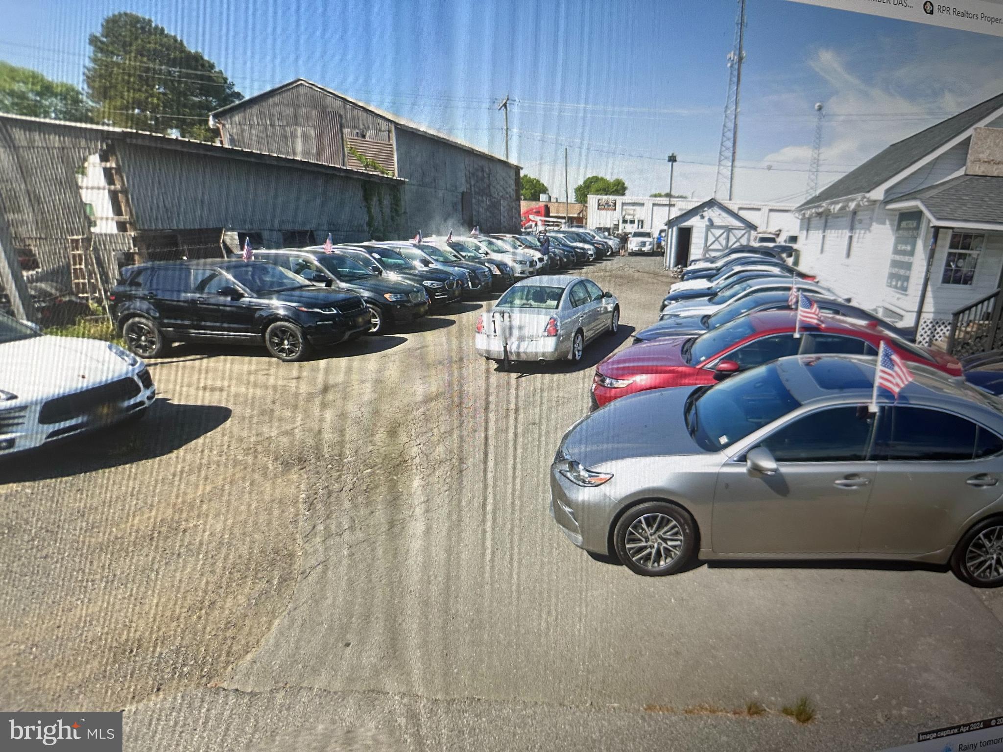 Main image without alt text