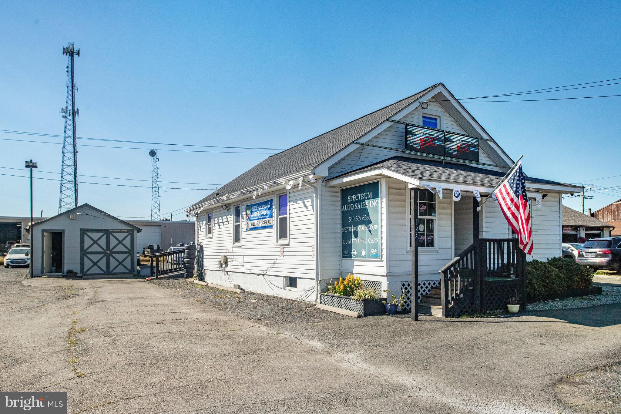 Main image without alt text