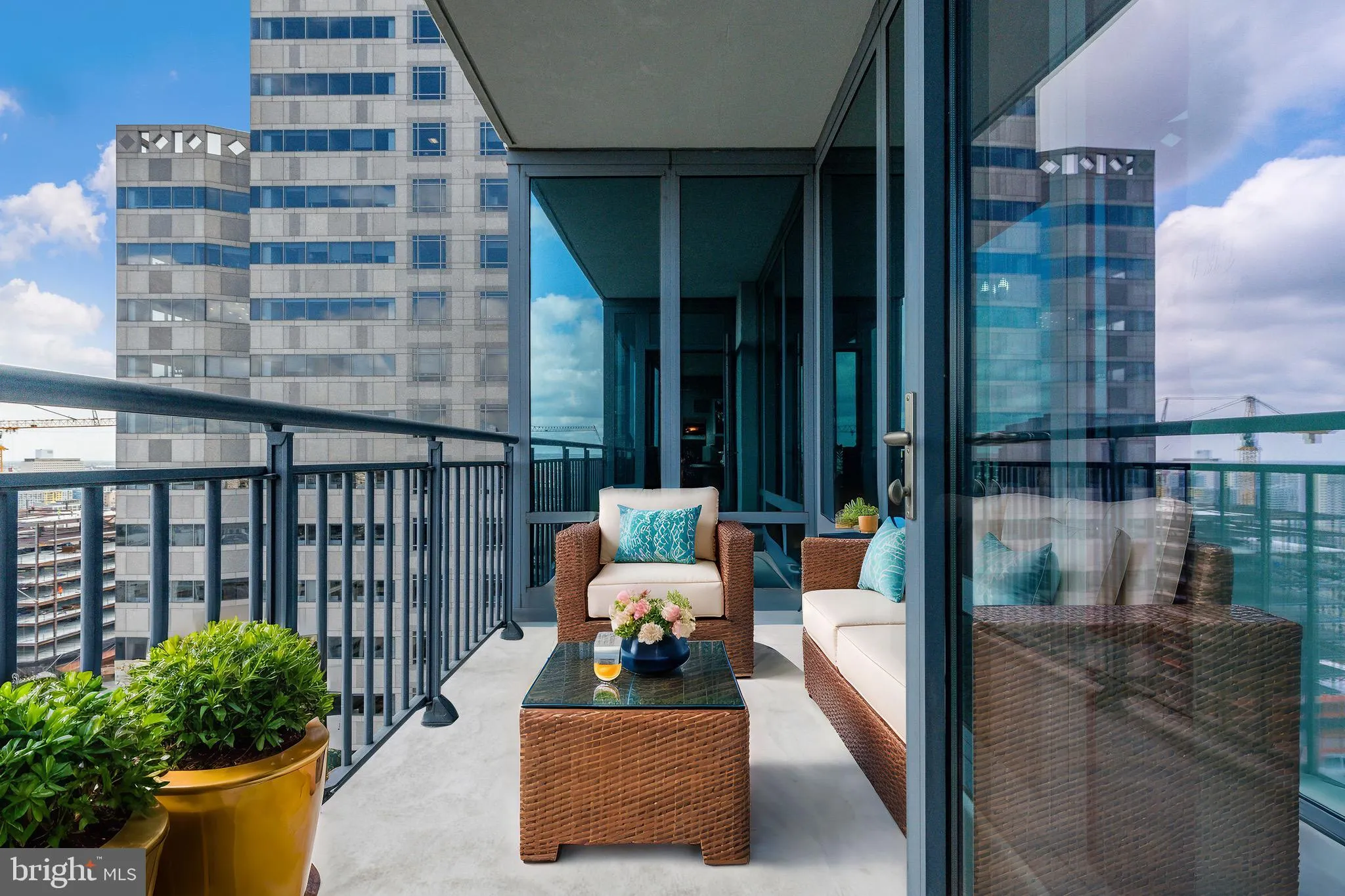 Philadelphia, Pennsylvania 19103, United States, 1 Bedroom Bedrooms, ,2 BathroomsBathrooms,Residential,Pending,42178