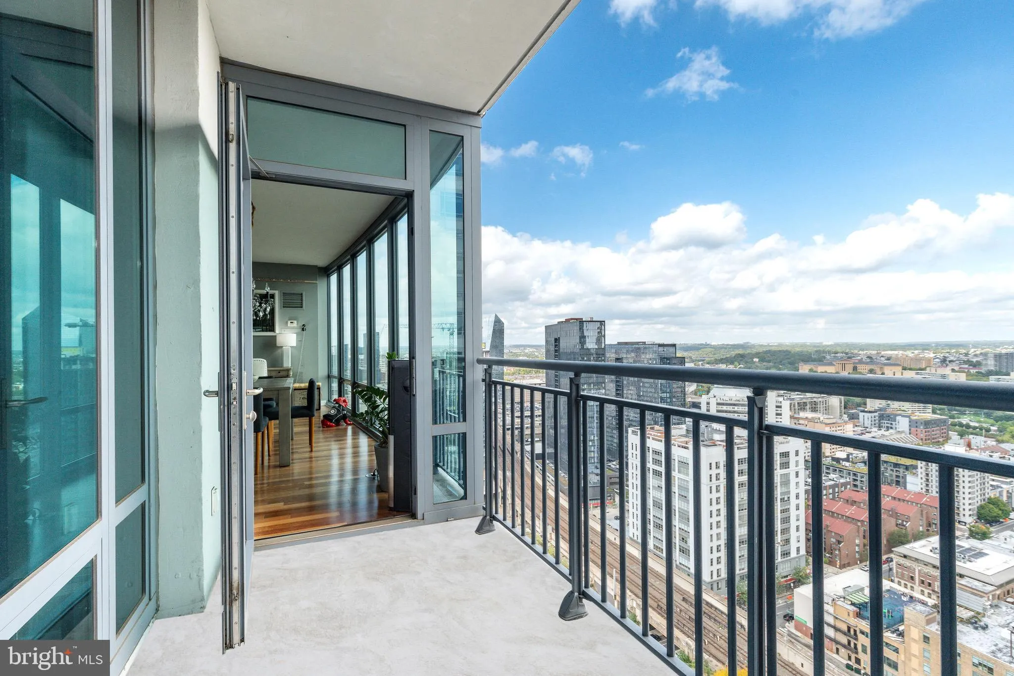 Philadelphia, Pennsylvania 19103, United States, 1 Bedroom Bedrooms, ,2 BathroomsBathrooms,Residential,Pending,42178