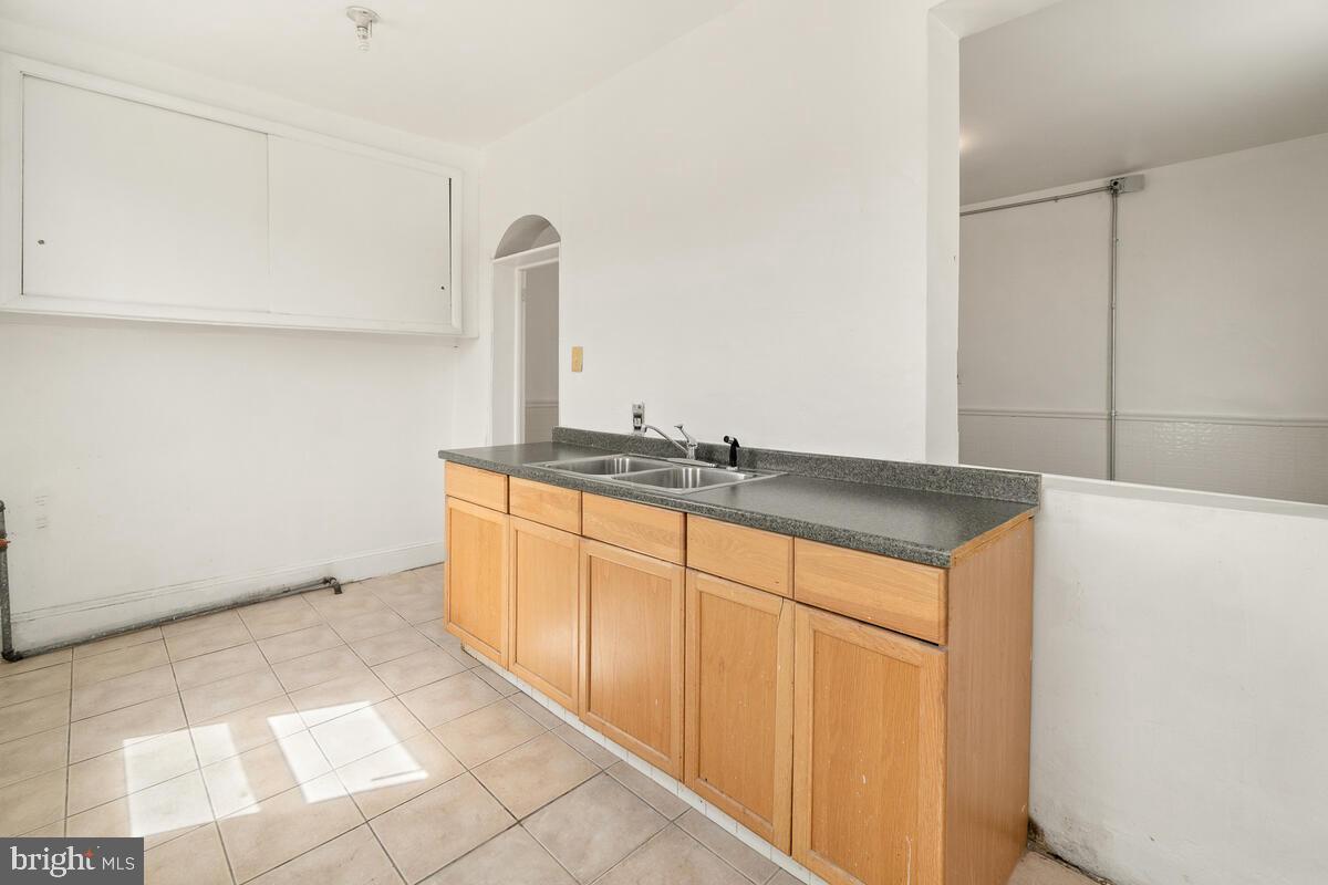 BELAIR-EDISON - Commercial Lease