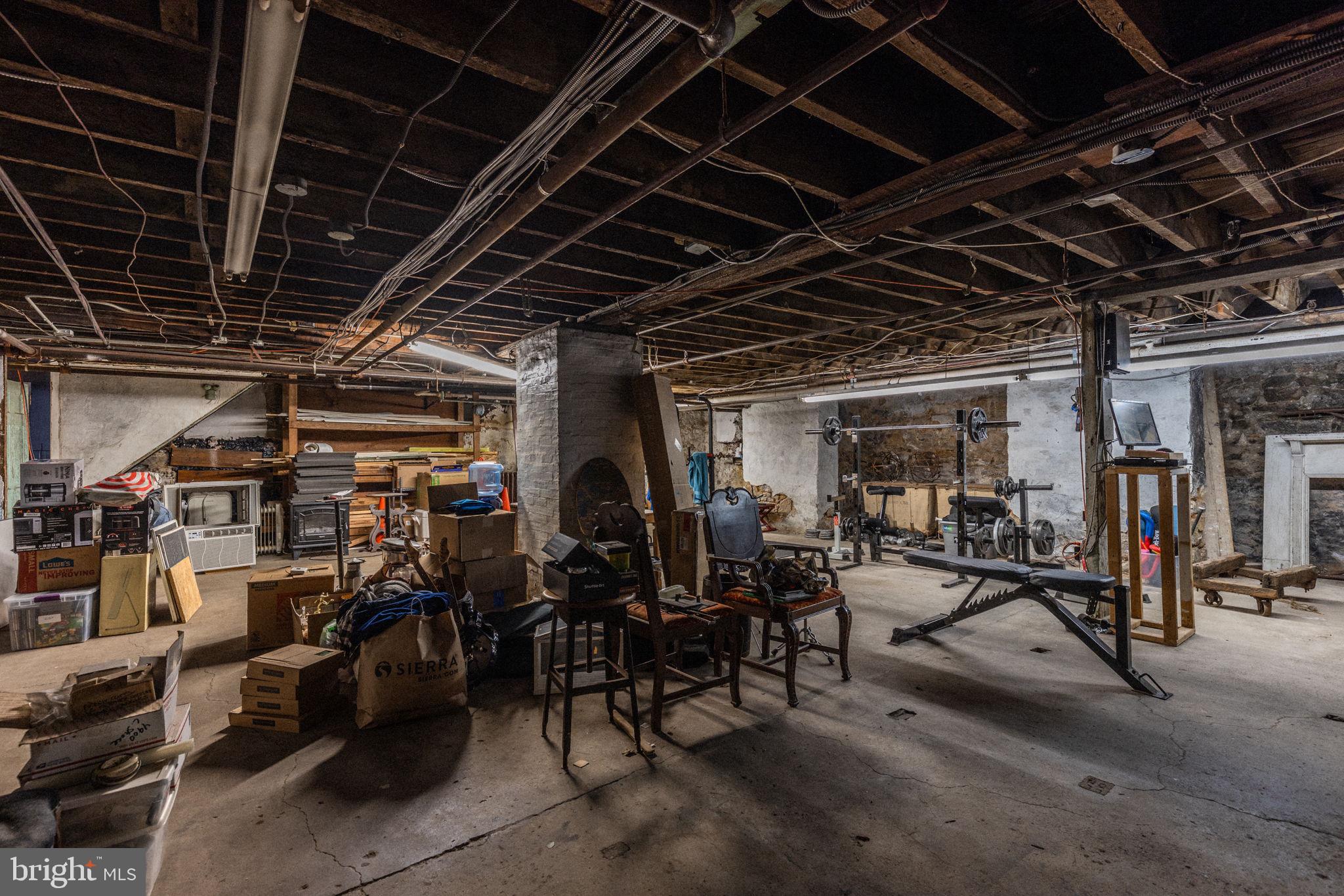 TACONY - Commercial Sale
