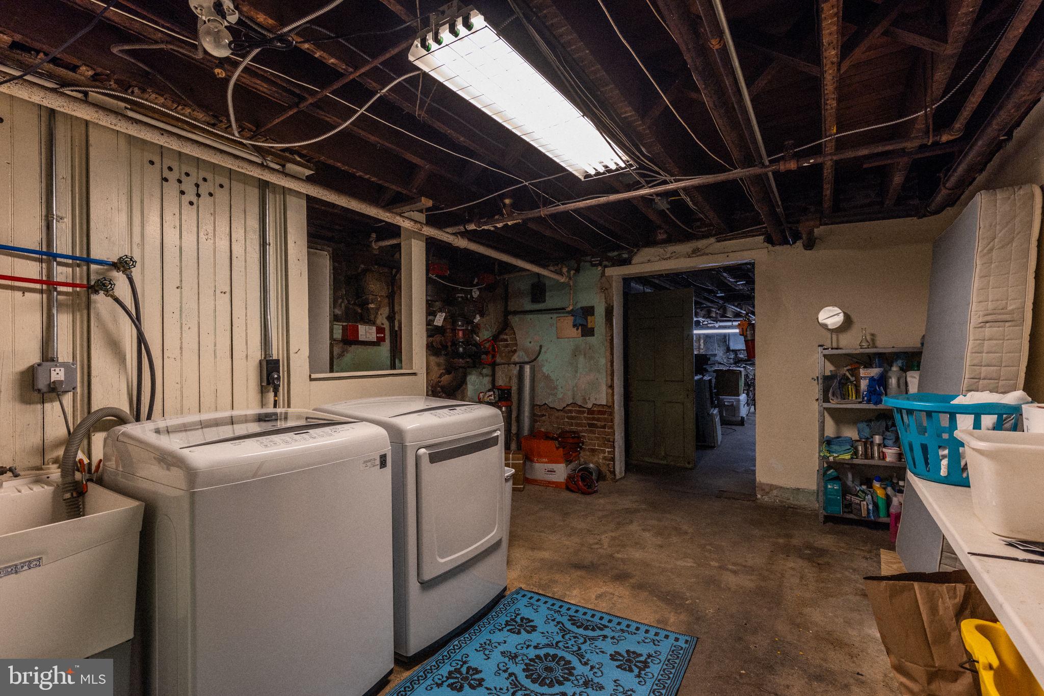 TACONY - Commercial Sale