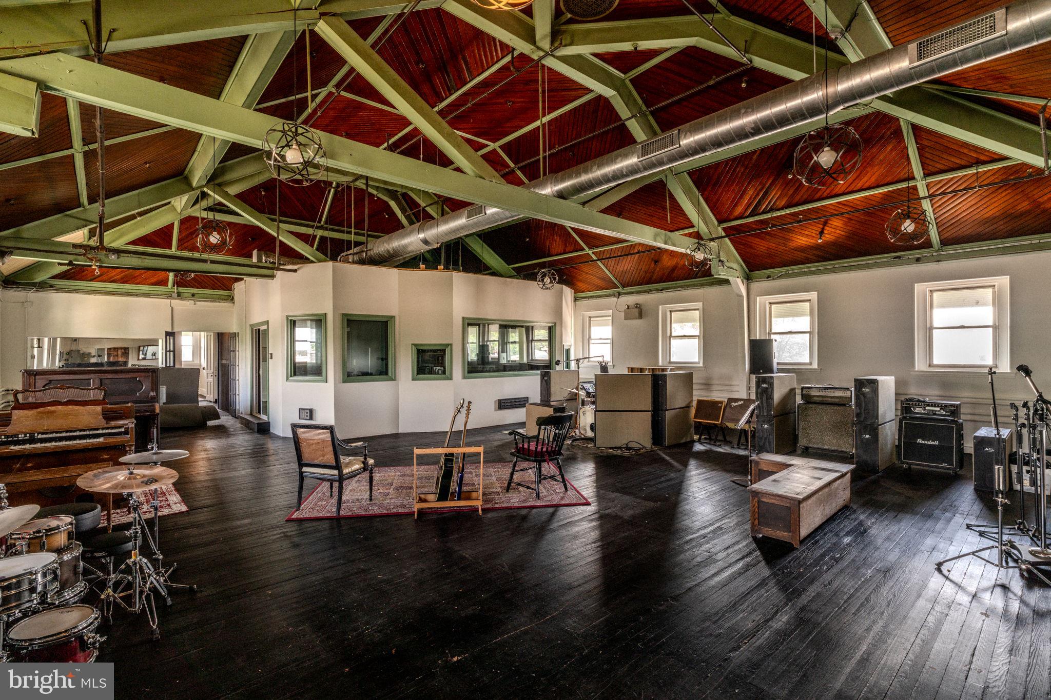 TACONY - Commercial Sale