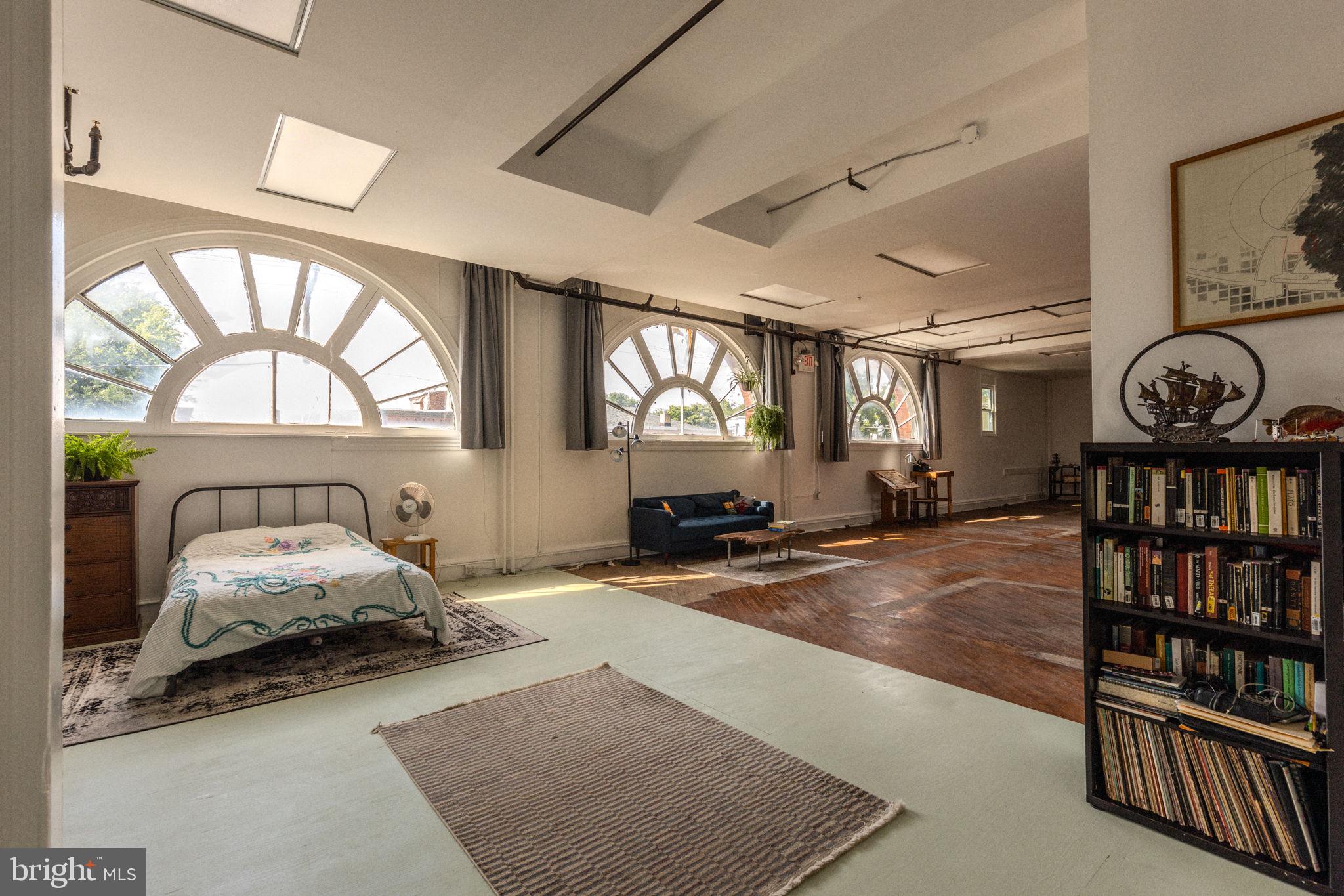 TACONY - Commercial Sale