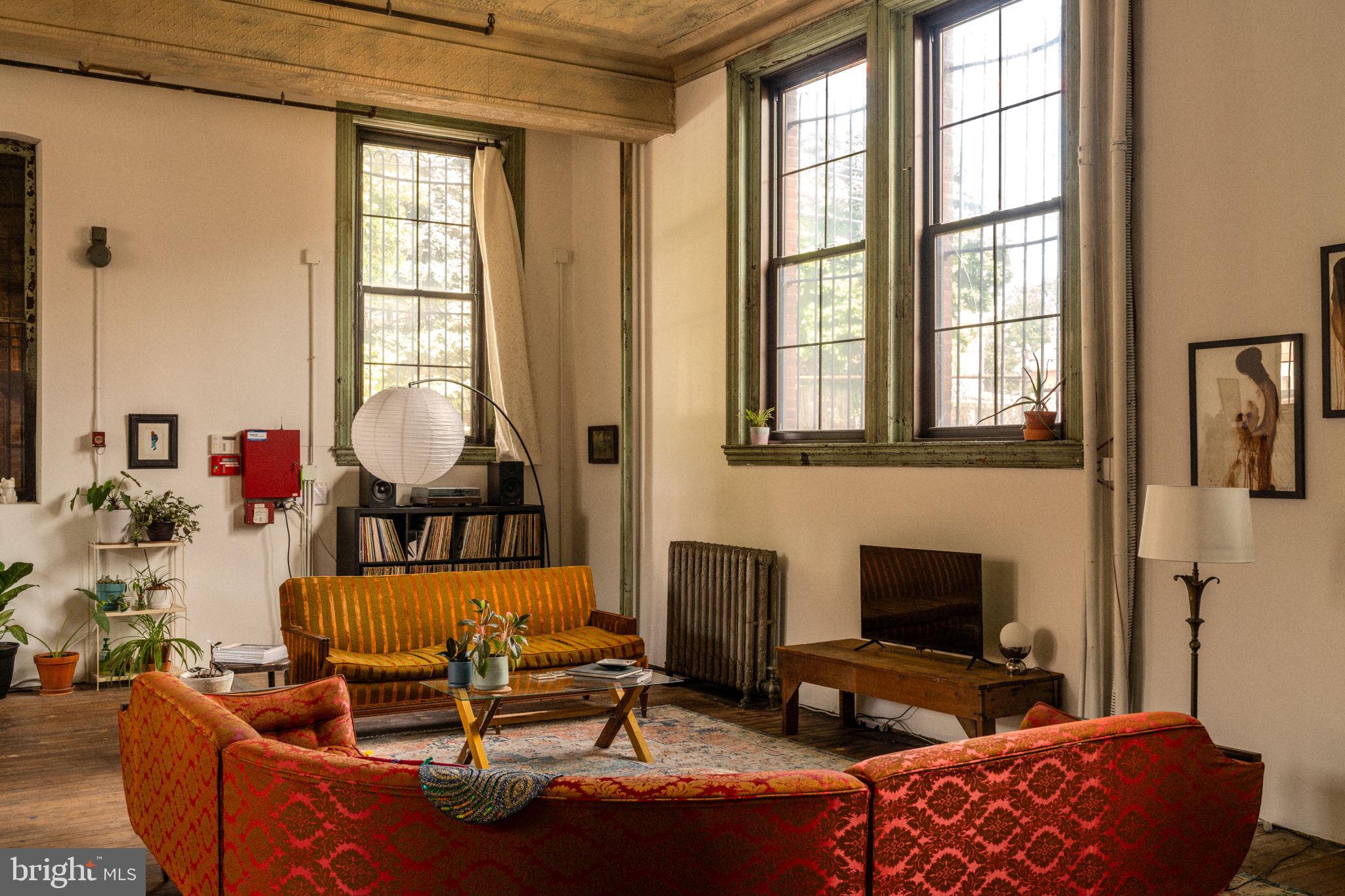 TACONY - Commercial Sale