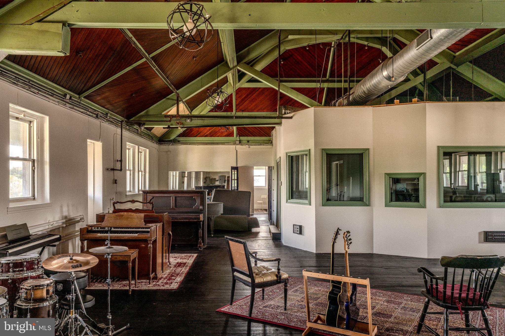 TACONY - Commercial Sale