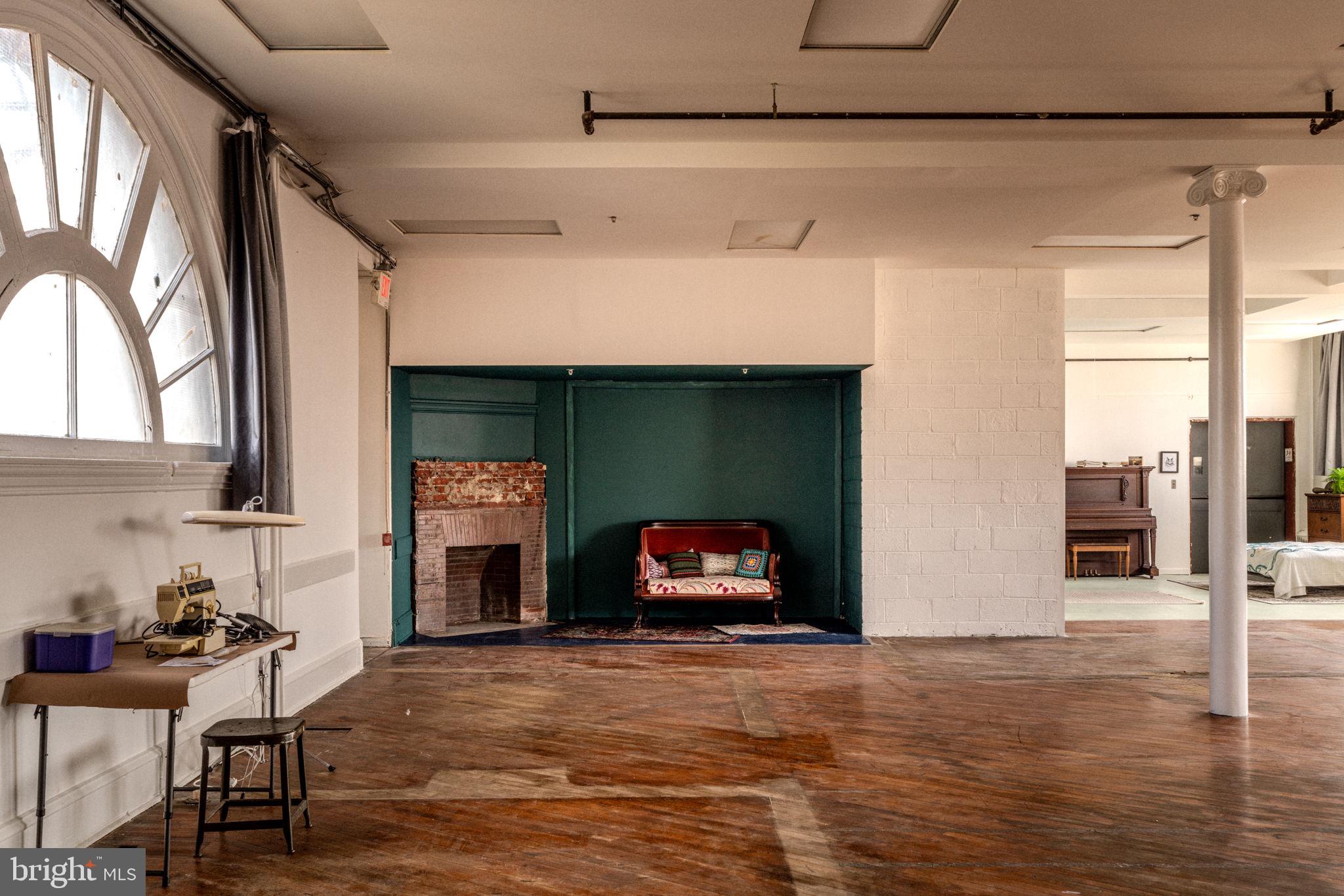 TACONY - Commercial Sale
