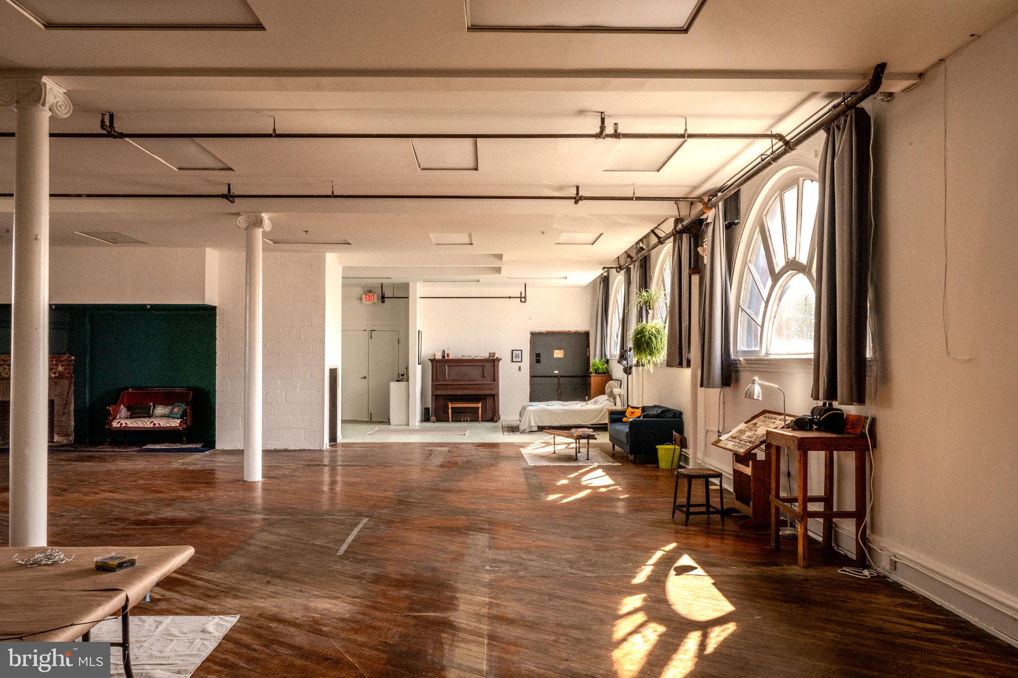 TACONY - Commercial Sale