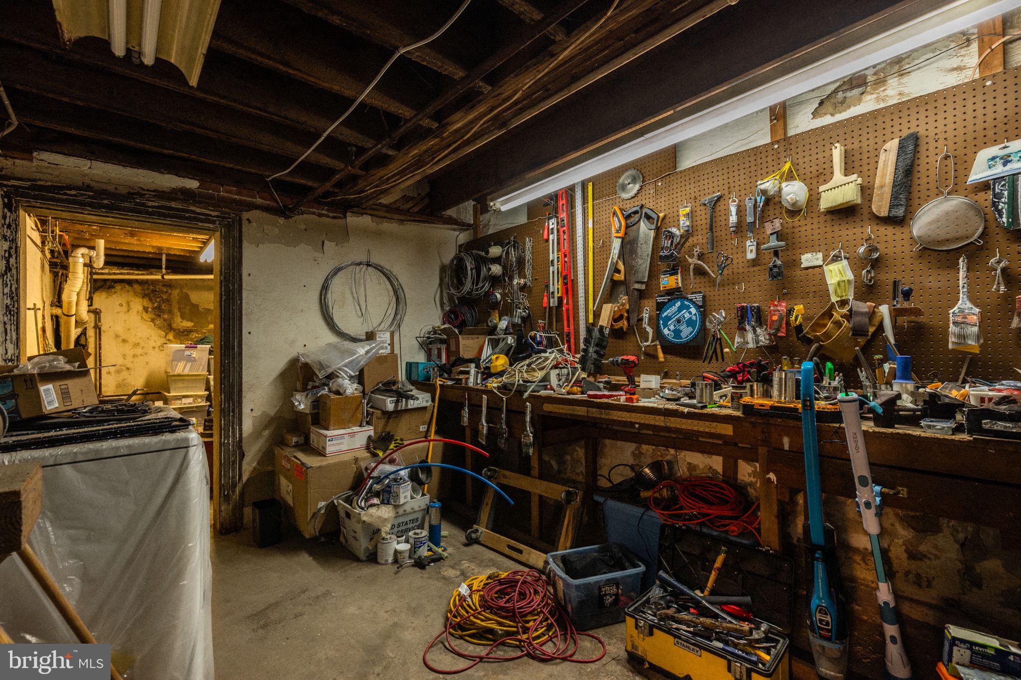 TACONY - Commercial Sale