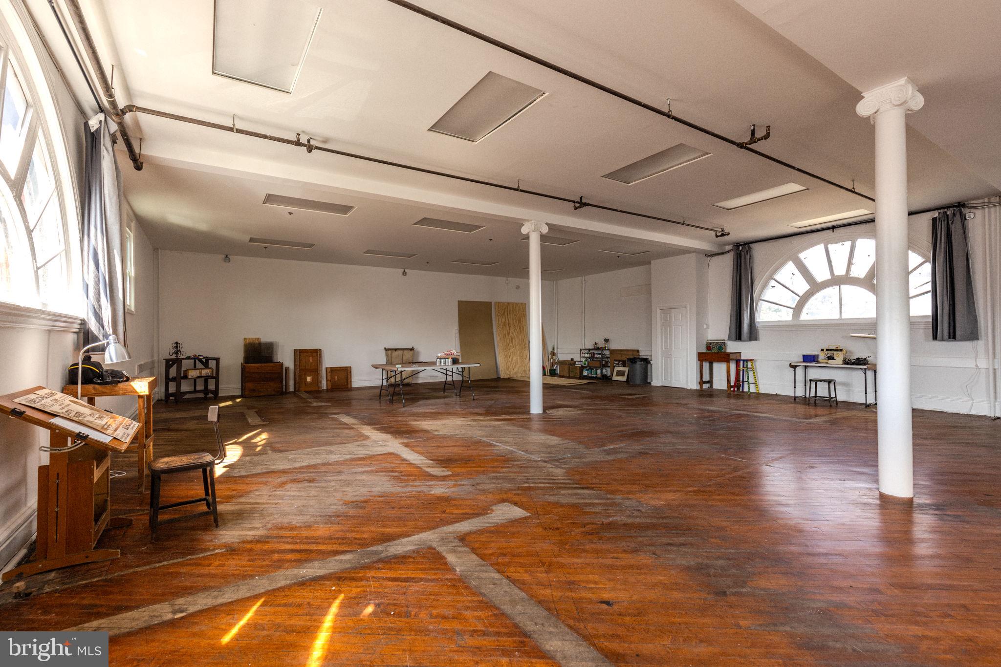 TACONY - Commercial Sale