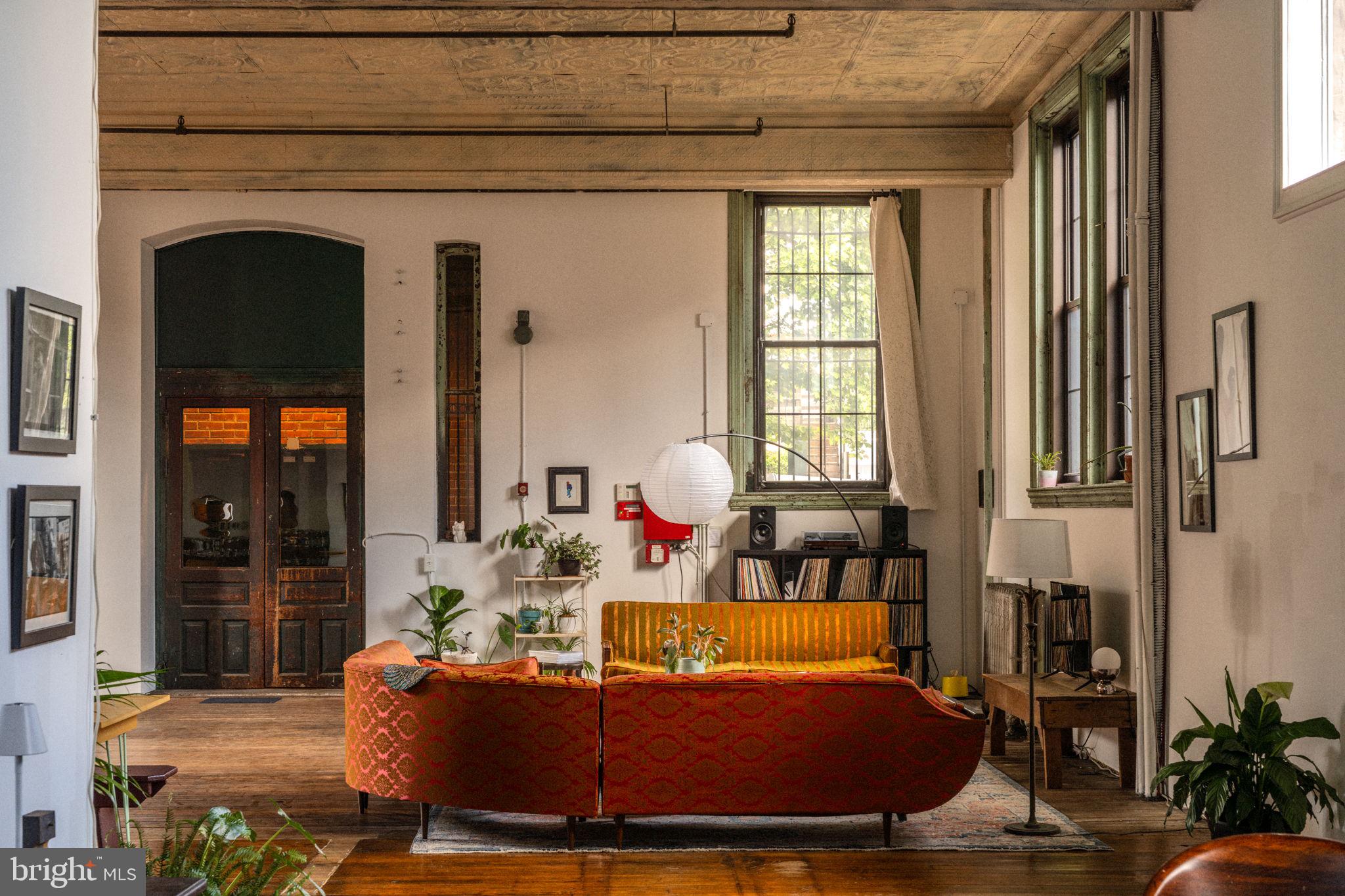 TACONY - Commercial Sale