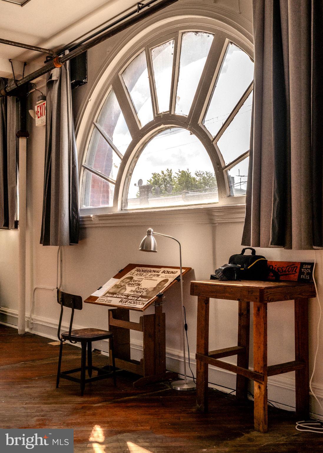 TACONY - Commercial Sale