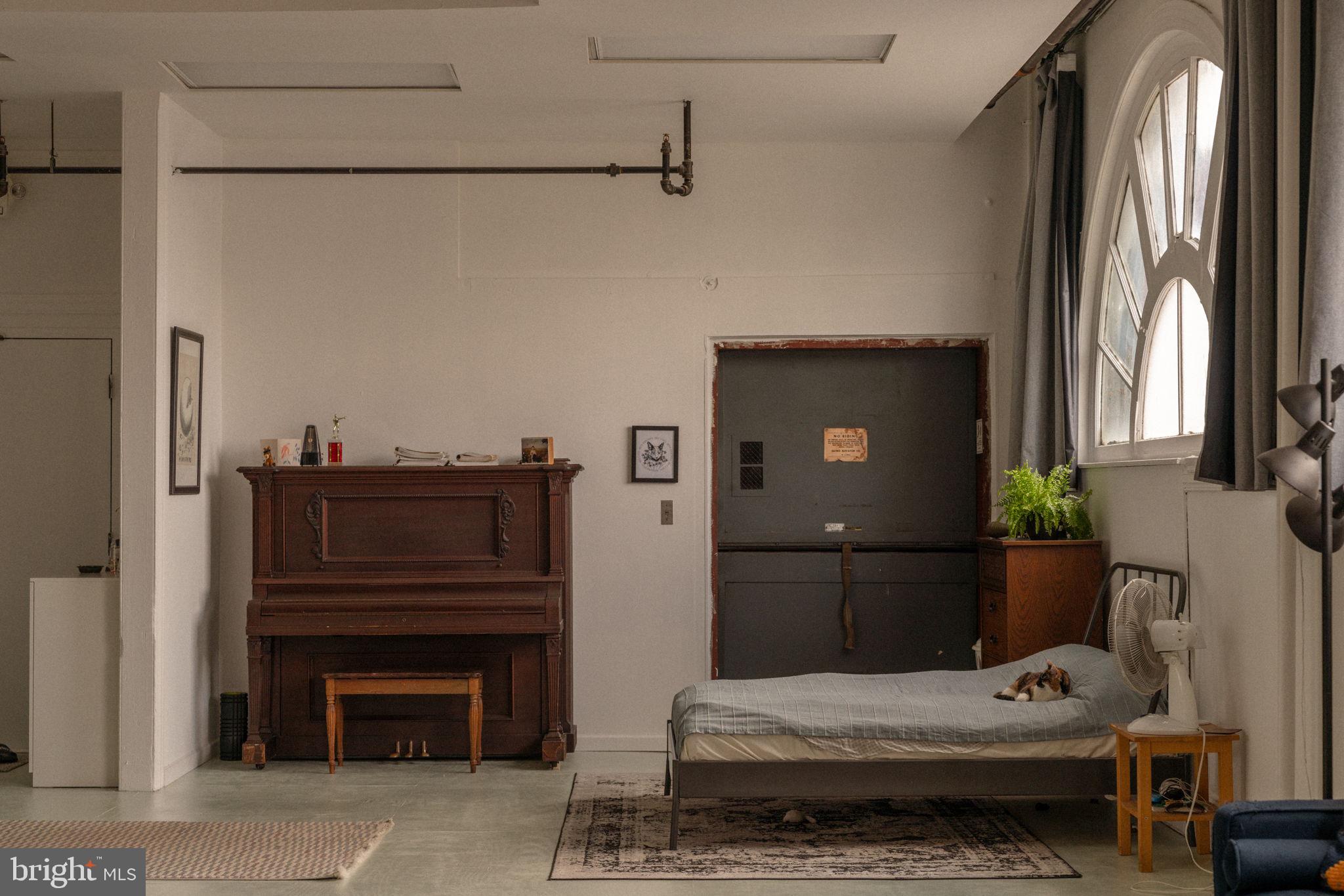TACONY - Commercial Sale