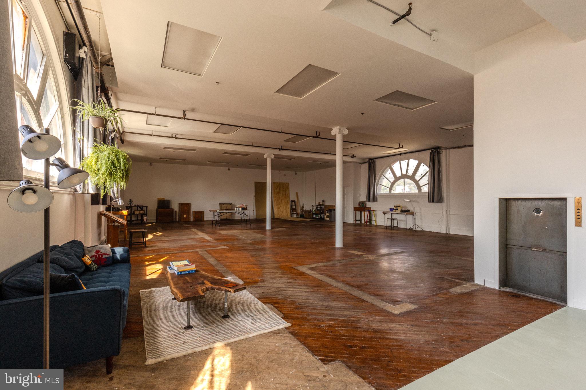 TACONY - Commercial Sale