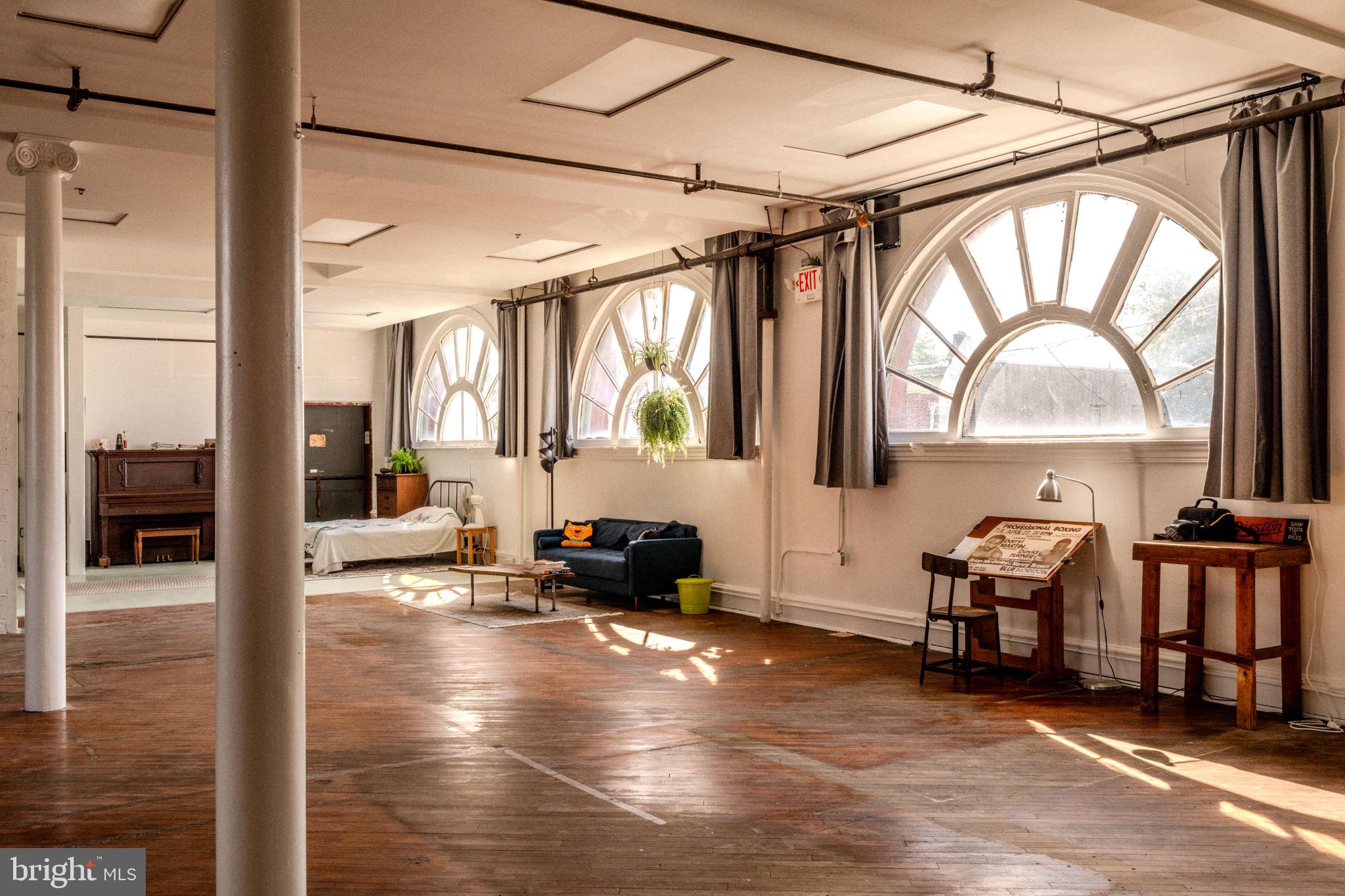 TACONY - Commercial Sale