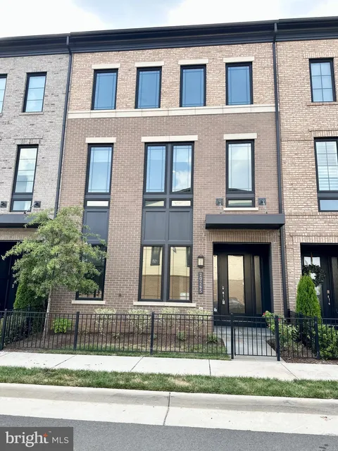 20265 Oak Bluff Drive, Ashburn, VA MLS: VALO2097512