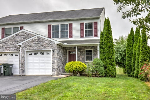 Townhouse For Sale - 124 E Broad Street<br/> Lancaster County, NEW HOLLAND, PA 17557