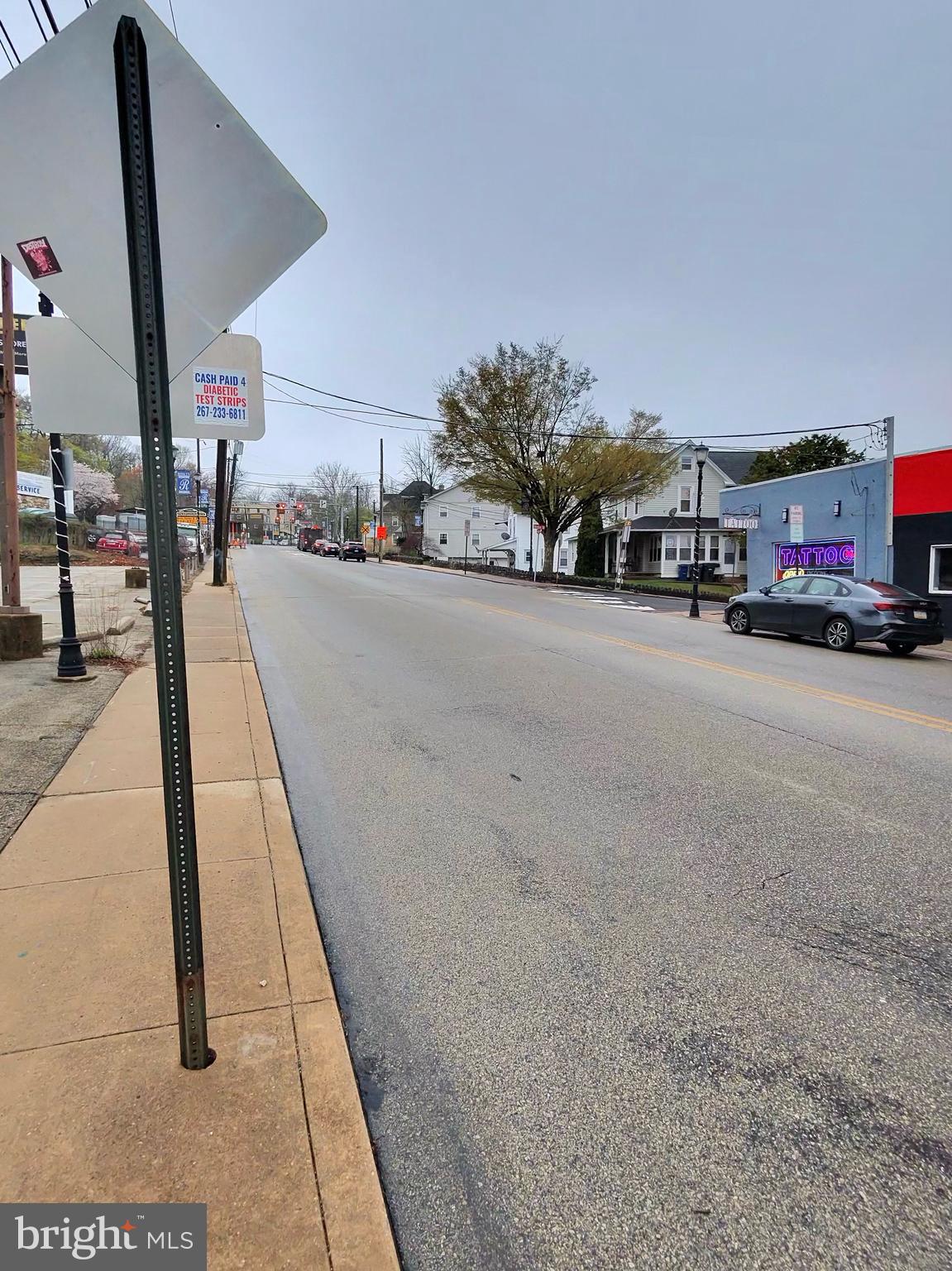 Main image without alt text