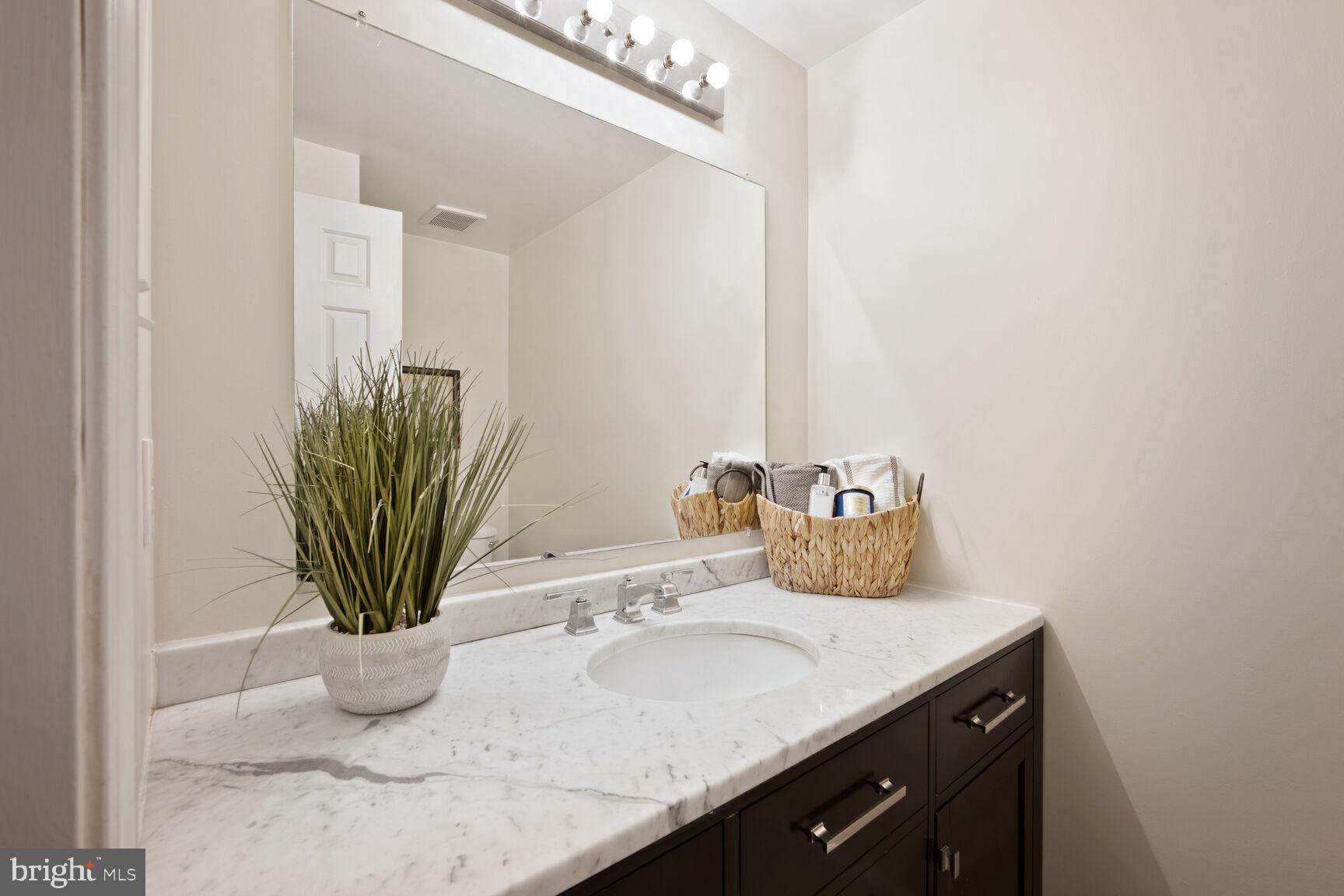 COLUMBIA SQUARE - Residential