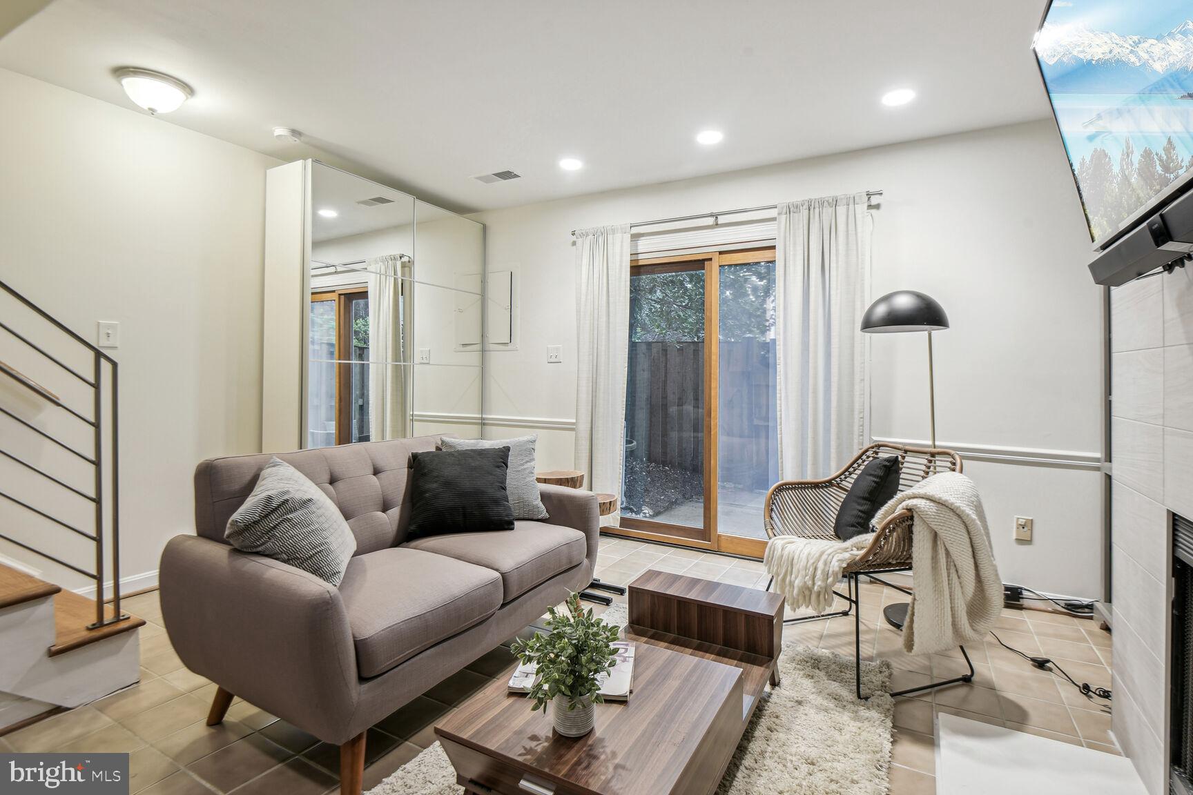 COLUMBIA SQUARE - Residential
