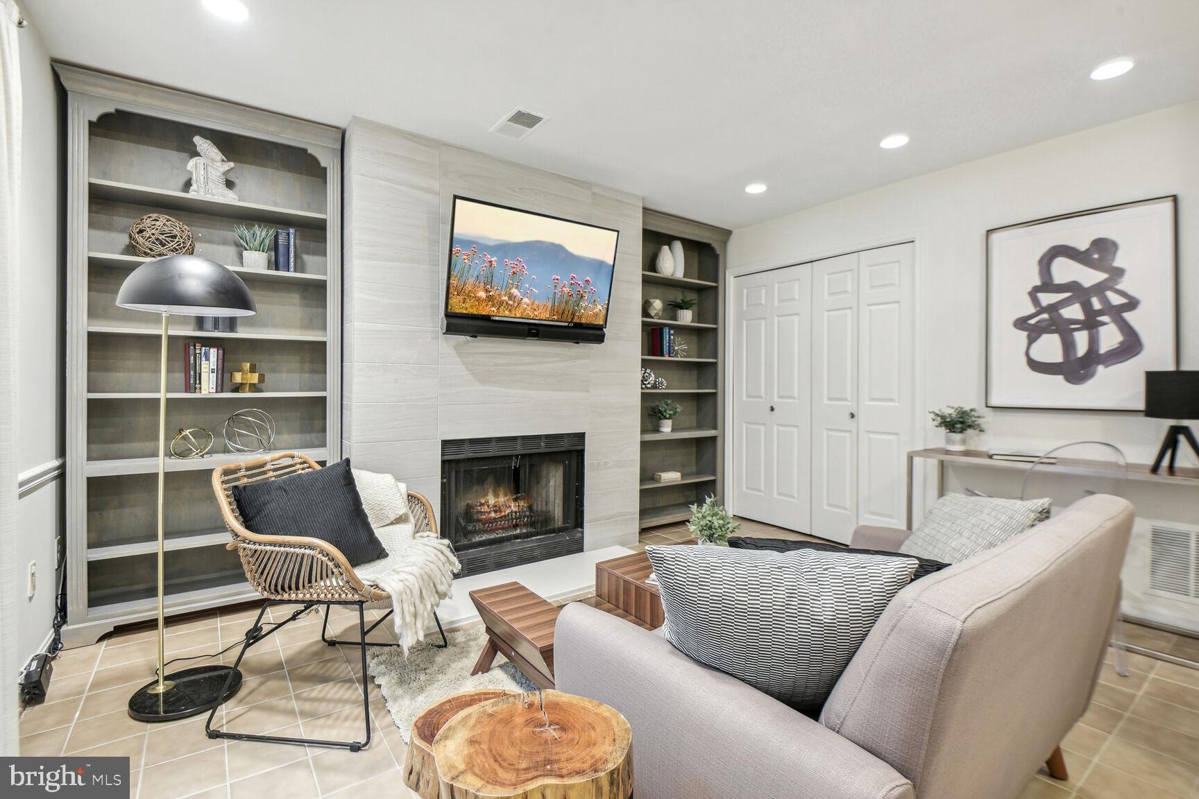 COLUMBIA SQUARE - Residential