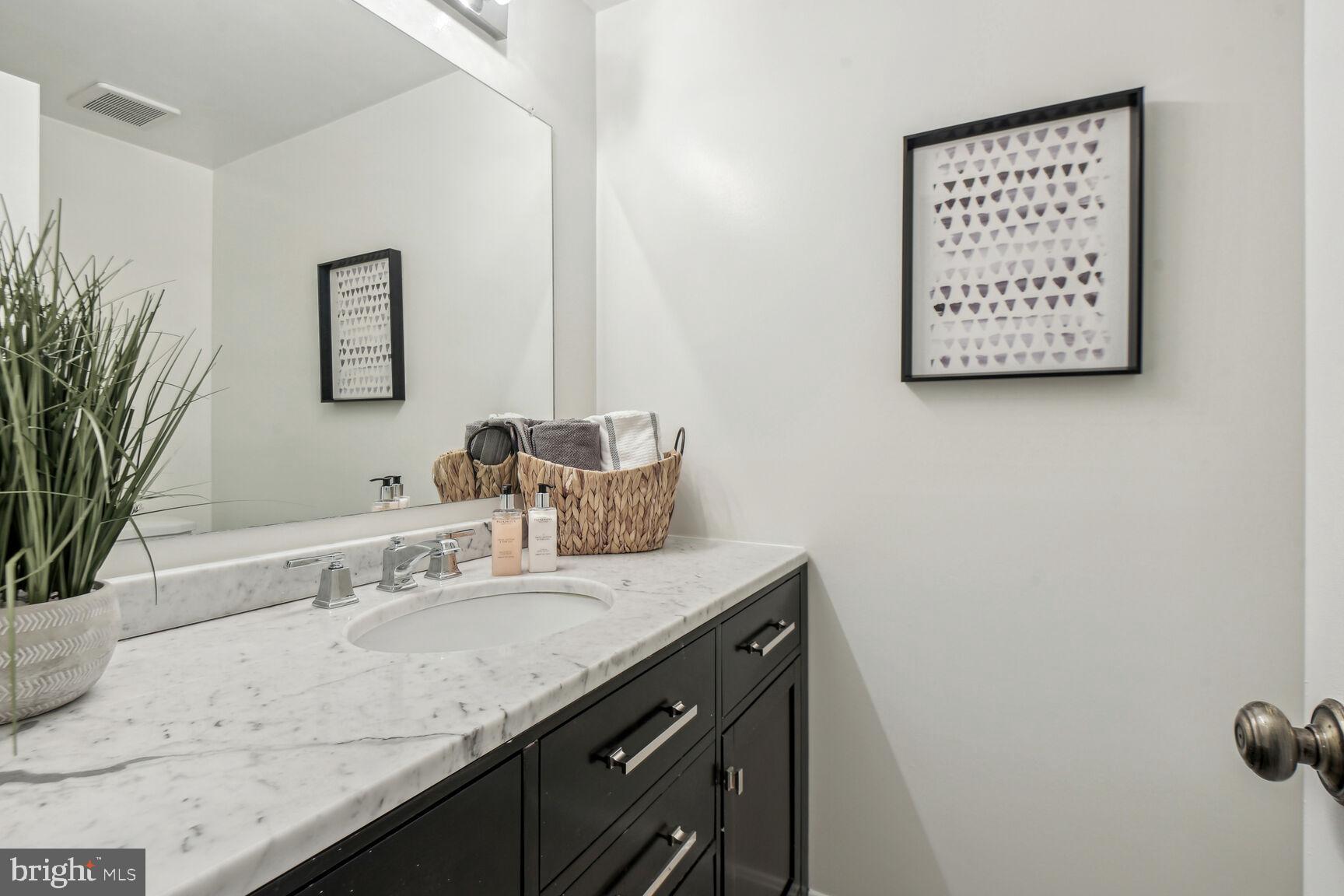 COLUMBIA SQUARE - Residential
