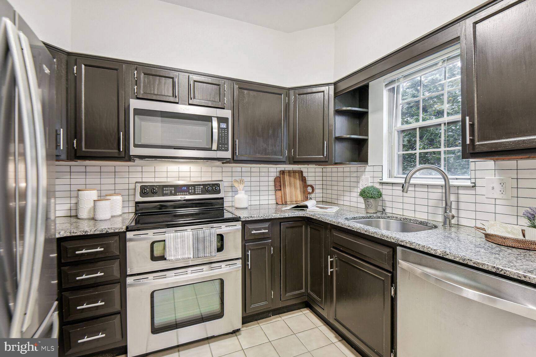COLUMBIA SQUARE - Residential