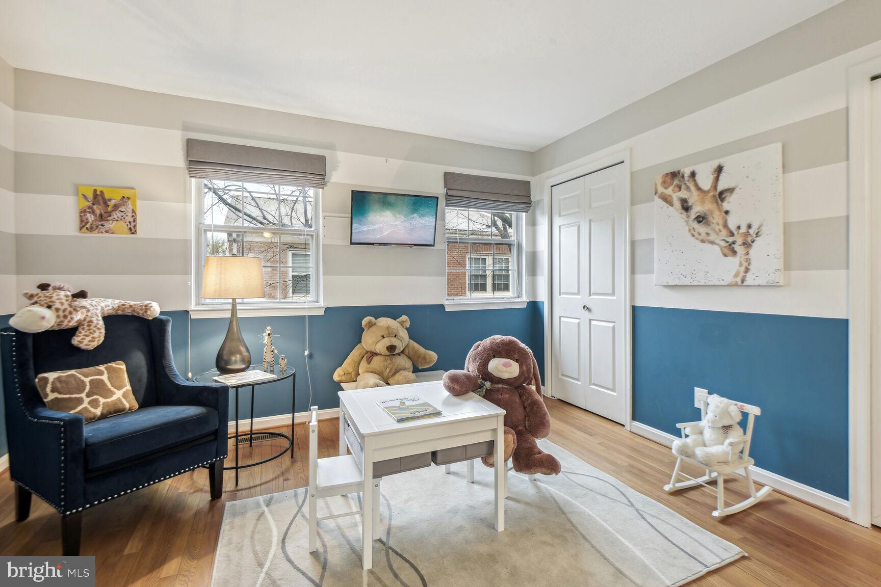COLUMBIA SQUARE - Residential