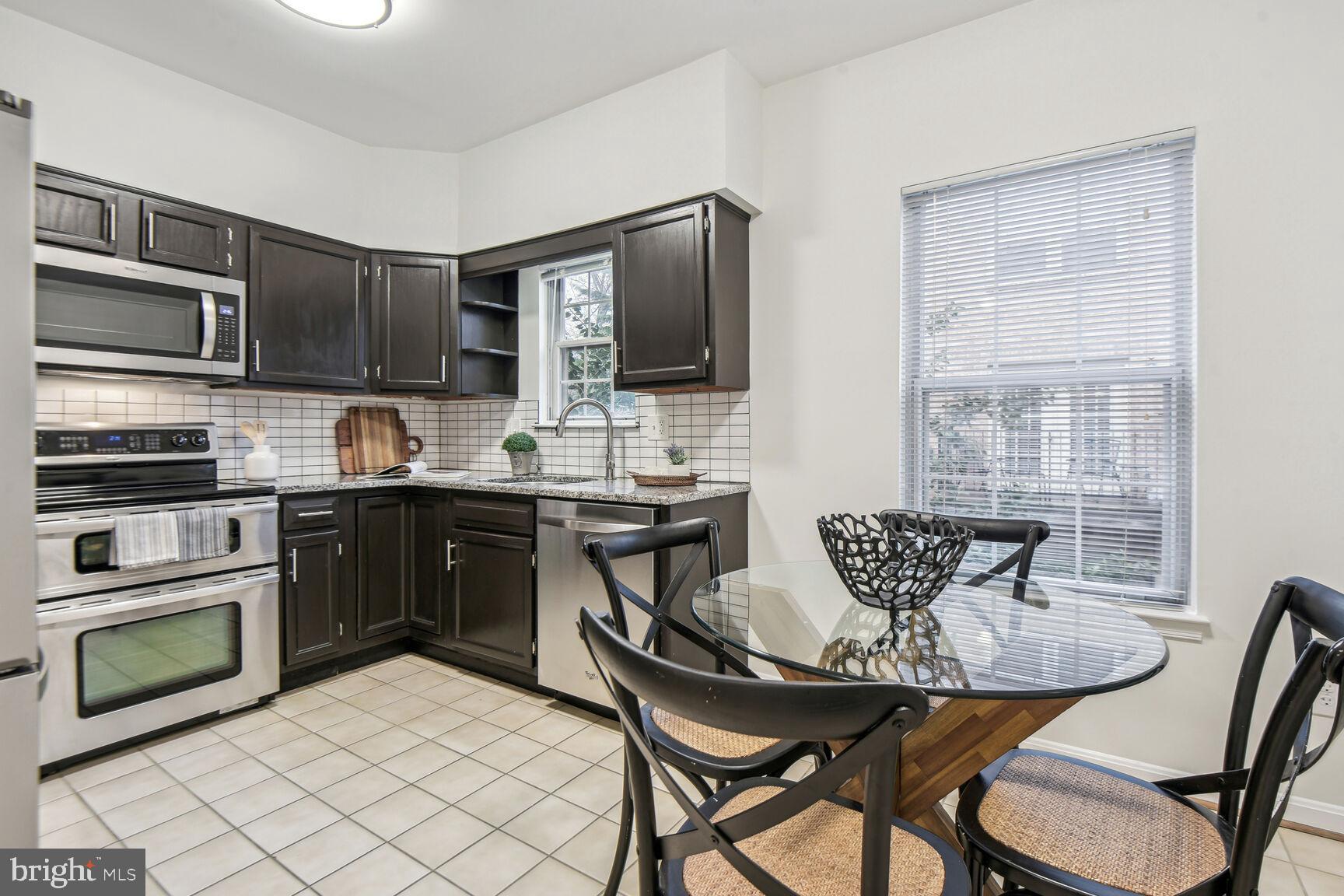 COLUMBIA SQUARE - Residential