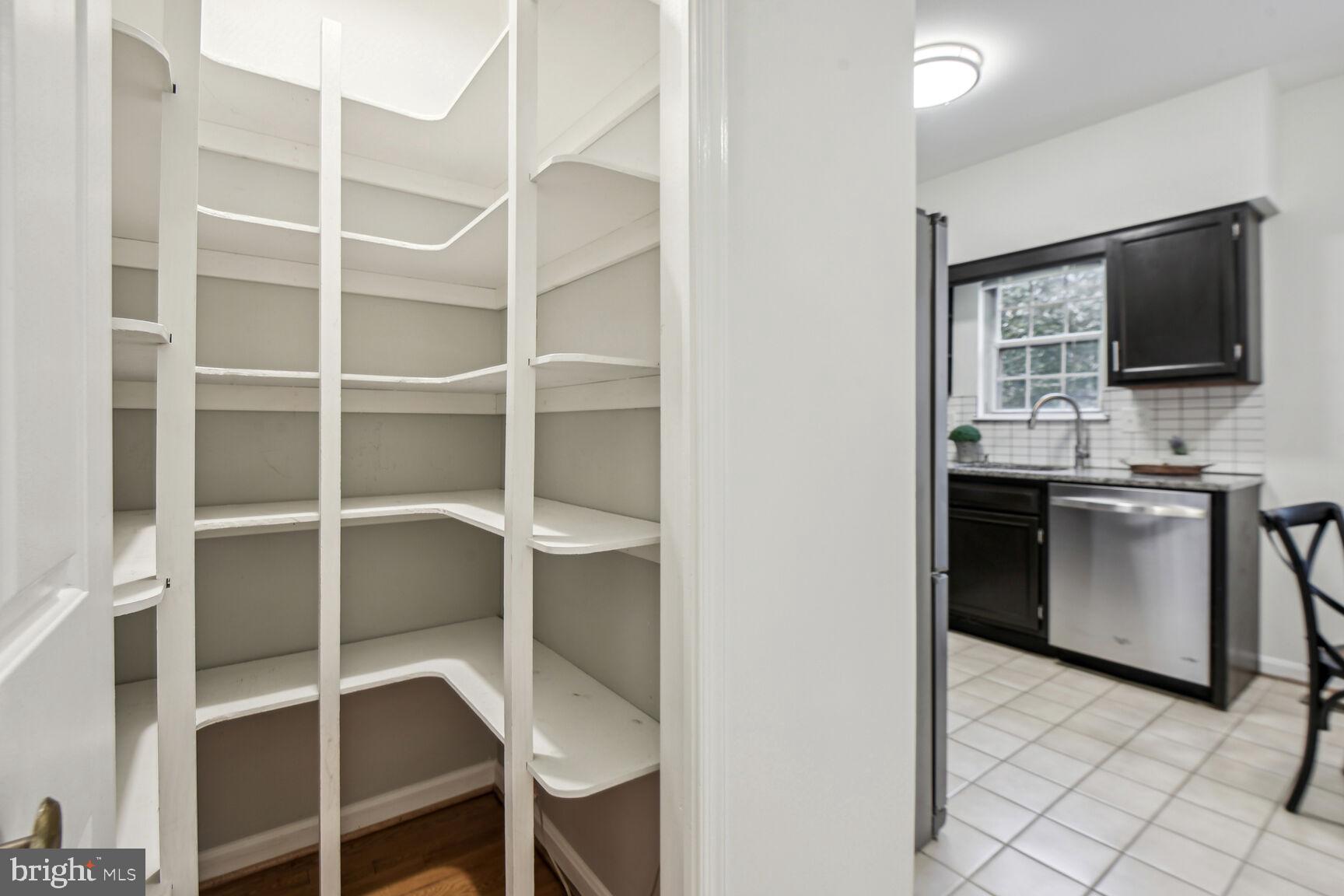 COLUMBIA SQUARE - Residential