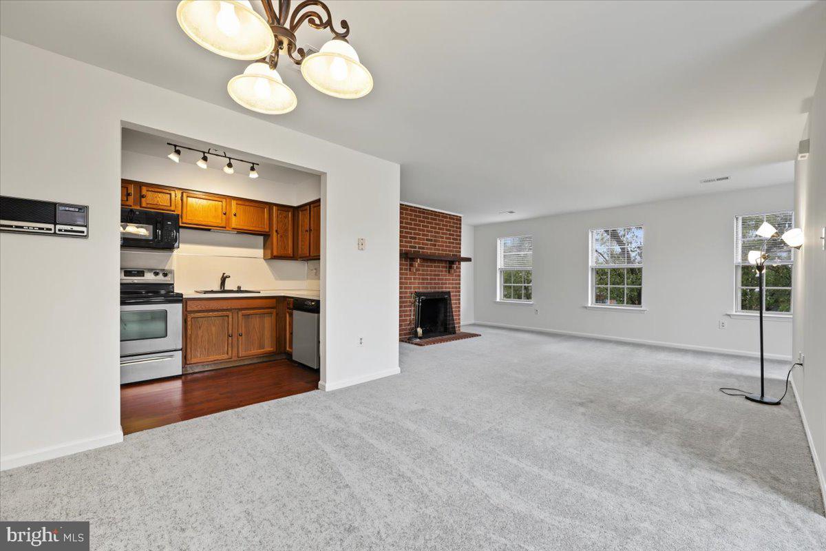 700 FARMINGTON AVENUE 16
