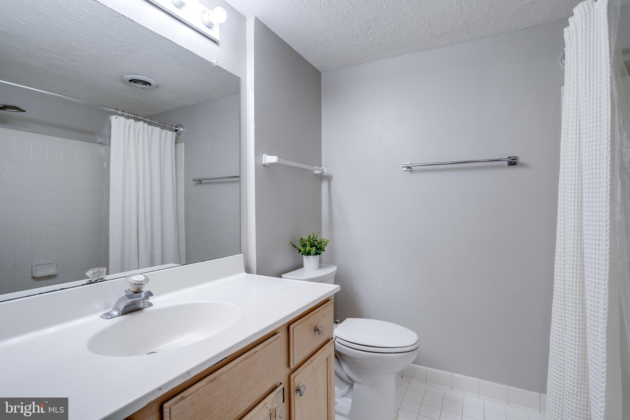 CHATEAUX CONDO - Residential Lease