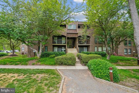 Photo of 11256 Chestnut Grove Square, RESTON, VA 20190 (MLS # VAFX2304224)