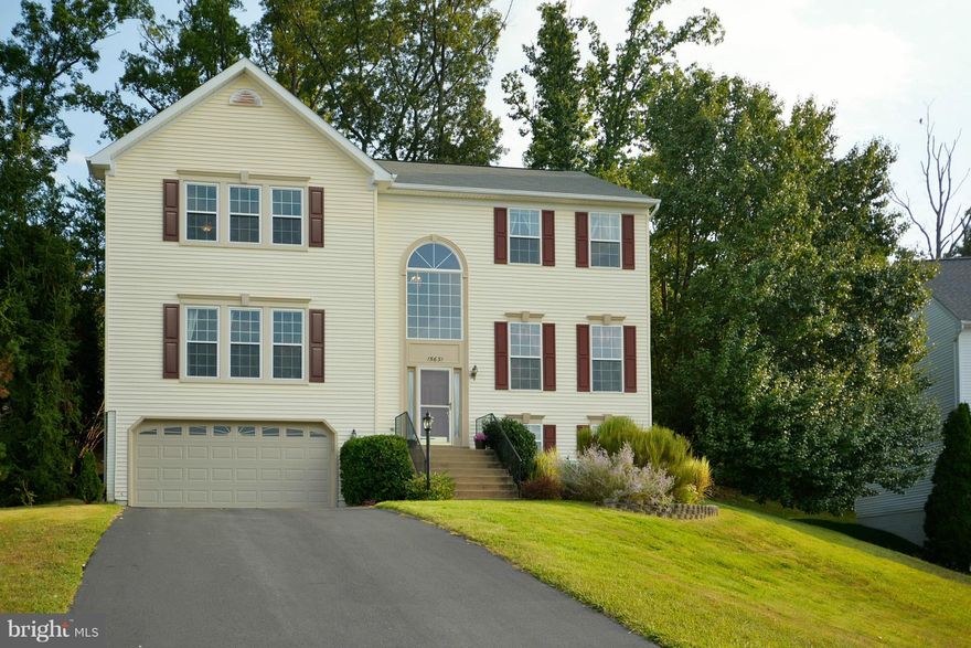 READY TO MOVE INTO... NEW CARPET THROUGHOUT .... NEW FLOORING, COOKTOP AND GRANITE IN KITCHEN... TWO CAR GARAGE... NEW PAINT.... OVERSIZED MASTER BEDROOM WITH UPDATED  BATH...  NEW FLOORING IN GUEST BATH...... UPDATED LIGHT FIXTURES... OVERSIZED DECK AND BACKS TO WOODS..  FREE HOME WARRANTY IF USE FIRST GUARDIAN TITLE....DON'T MISS