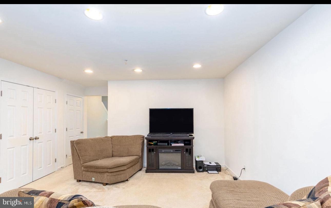 HOLLY WOODS - Residential Lease