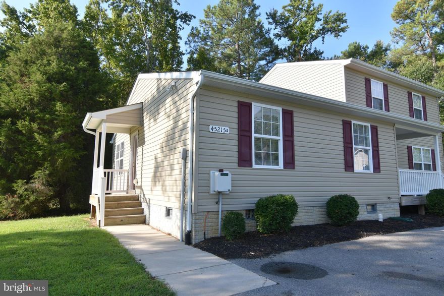 Adorable duplex with 2 bedrooms and 1 bath.  Full kitchen.  Washer and dryer.  Freshly painted.  Close to county boat ramps and fishing areas.