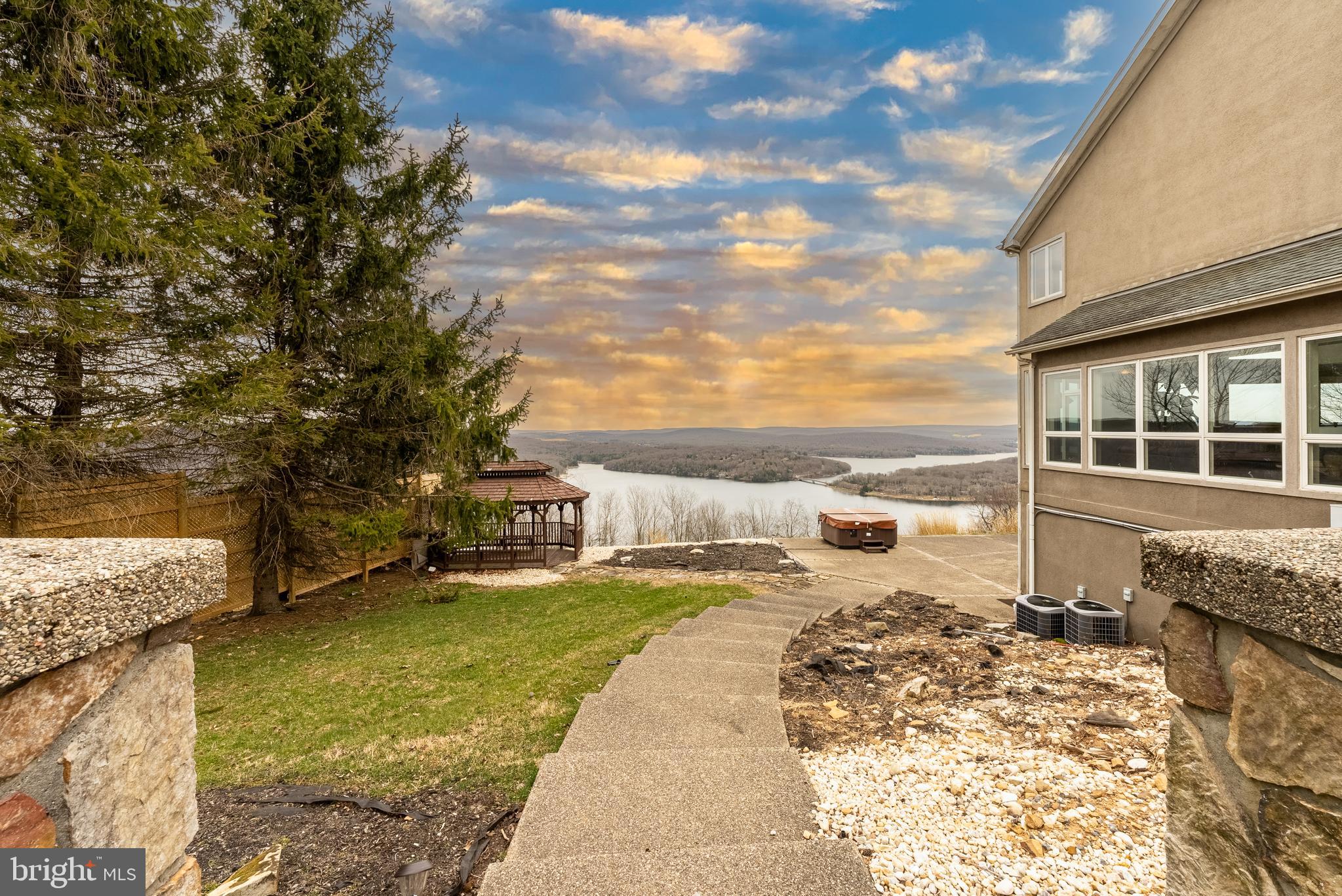 MOUNTAINSIDE - Residential