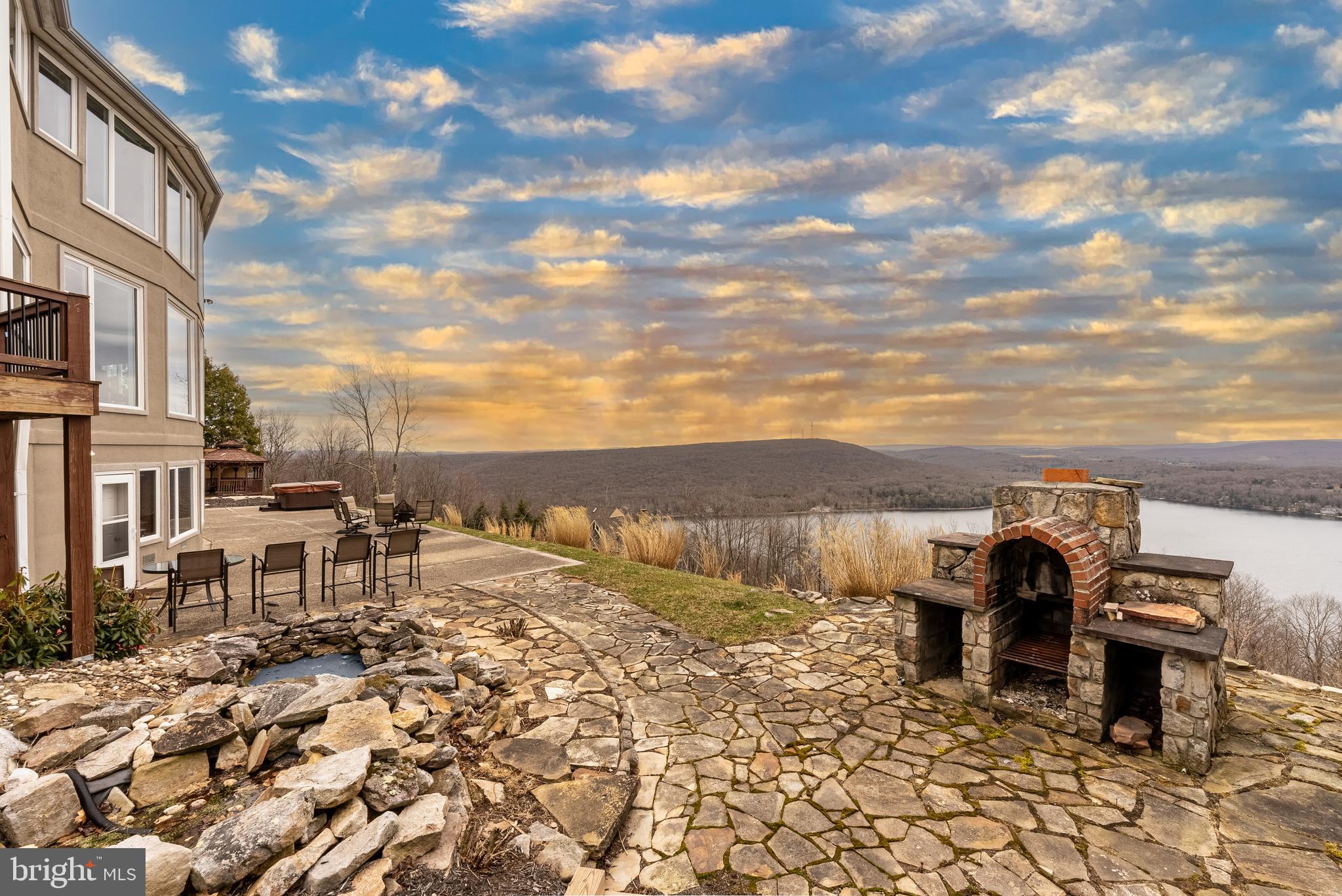 MOUNTAINSIDE - Residential