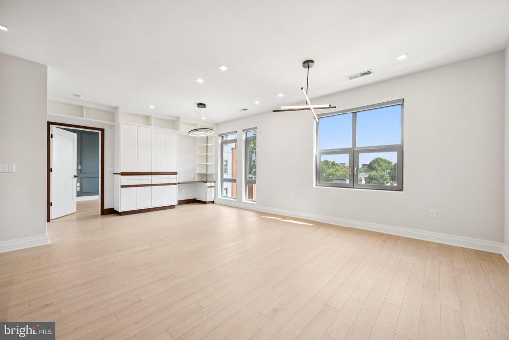 Photo of 900 11th Street SE #309, WASHINGTON, DC 20003 (MLS # DCDC2226576)