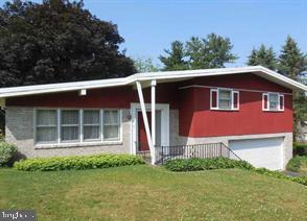 Photo of 9 Berlin Court, YORK, PA 17408 (MLS # PAYK2095628)