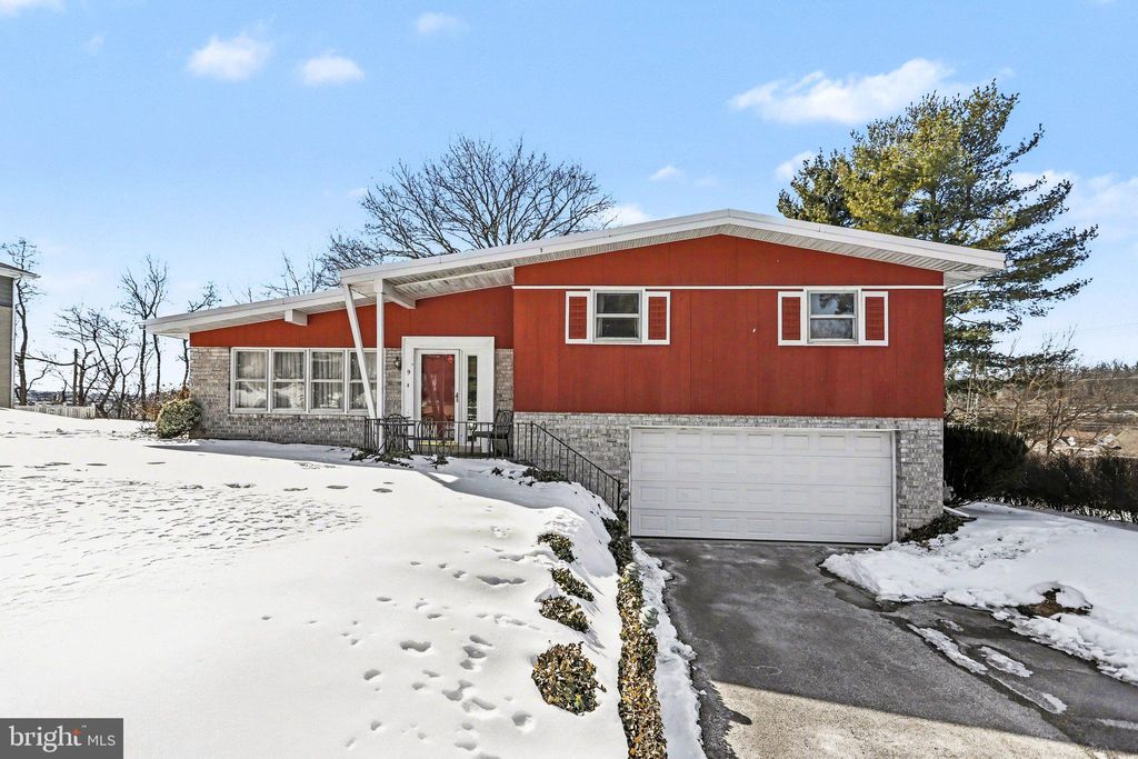 Photo of 9 Berlin Court, YORK, PA 17408 (MLS # PAYK2095628)