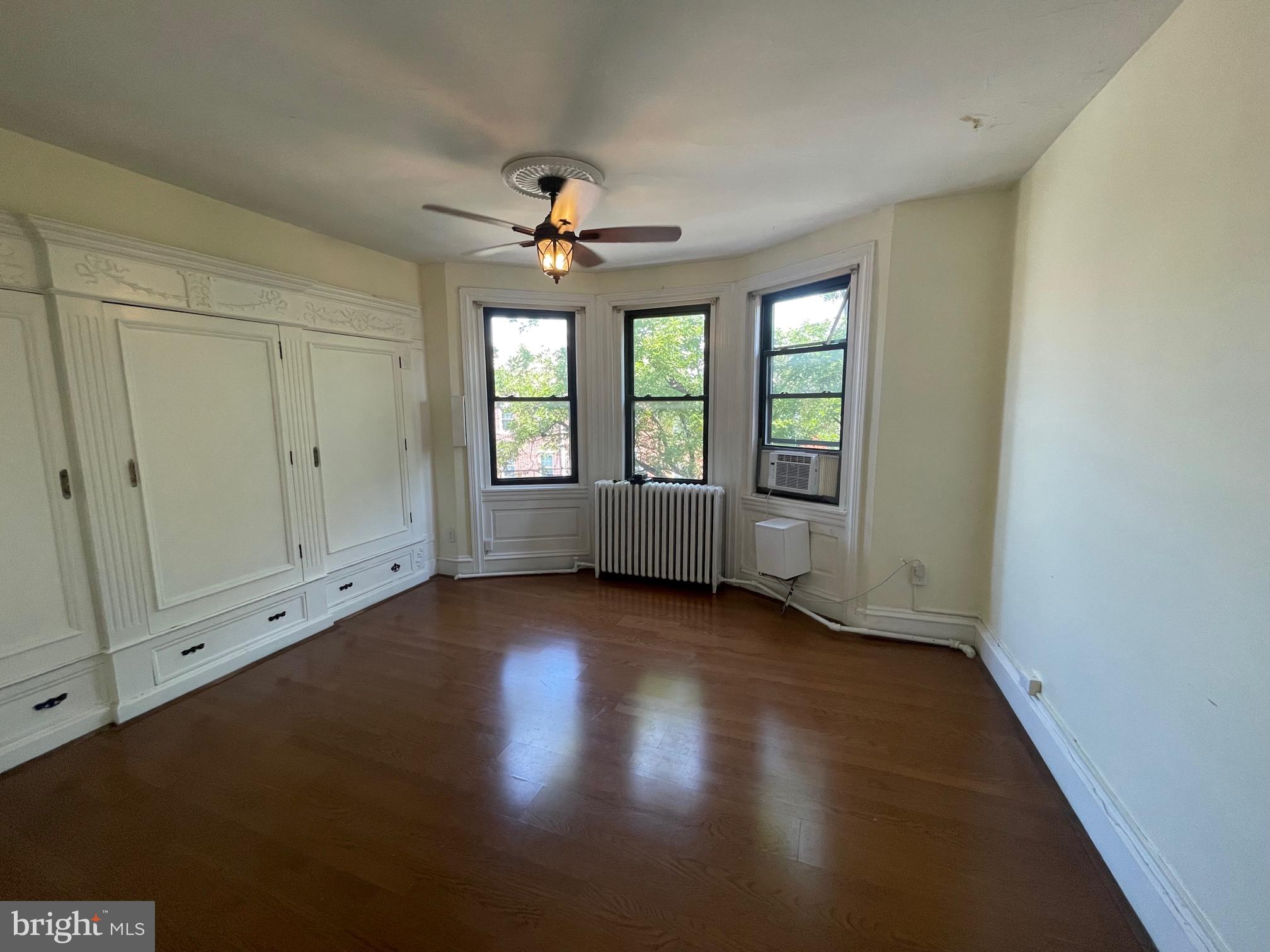 Welcome to this 3rd floor 2 bedroom 1 bathroom apartment located in the Bella Vista Section of Philadelphia. This unit is located minutes from downtown Philly, shops, restaurants. Schedule your appointment today!!!!!