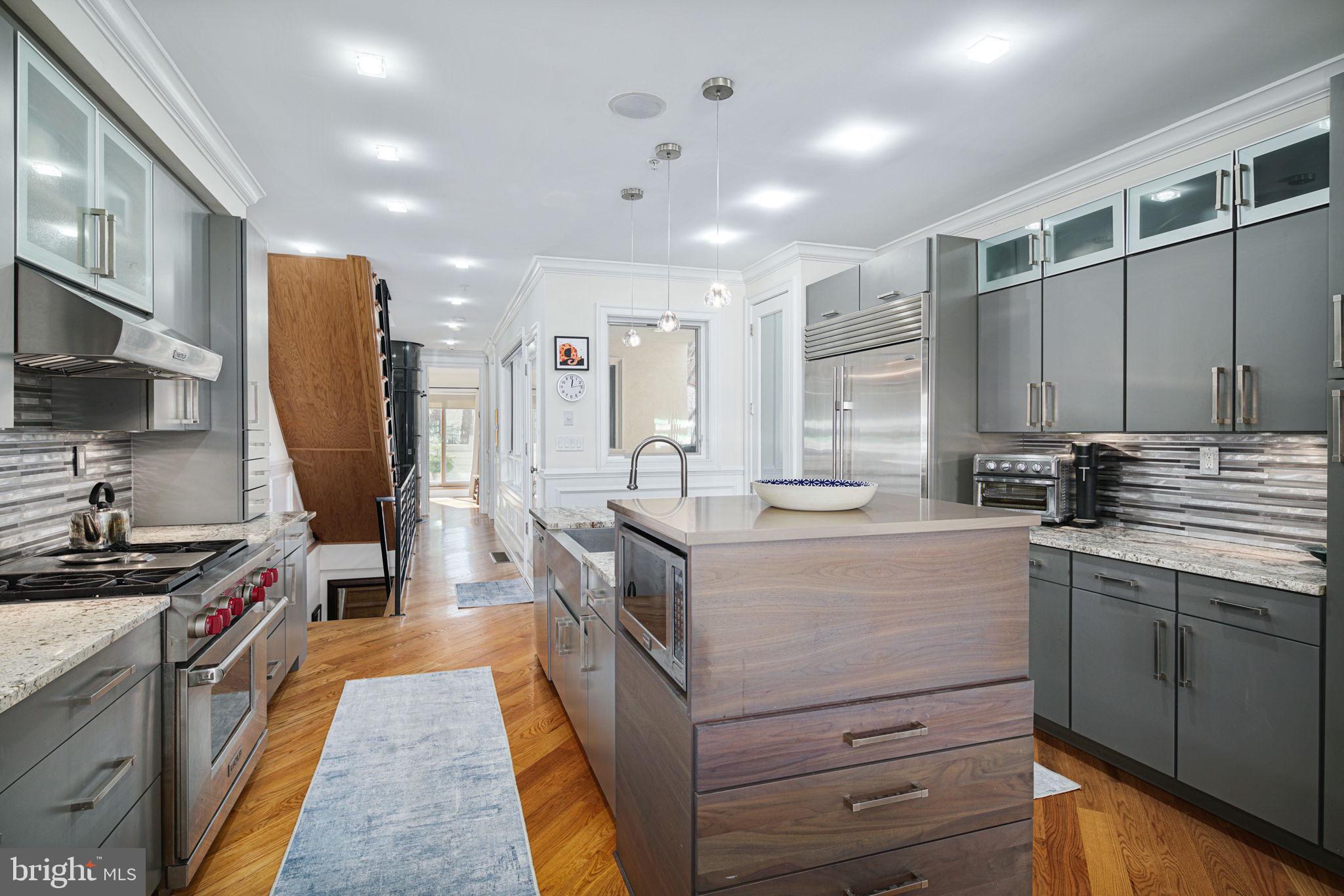 QUEEN VILLAGE - Residential